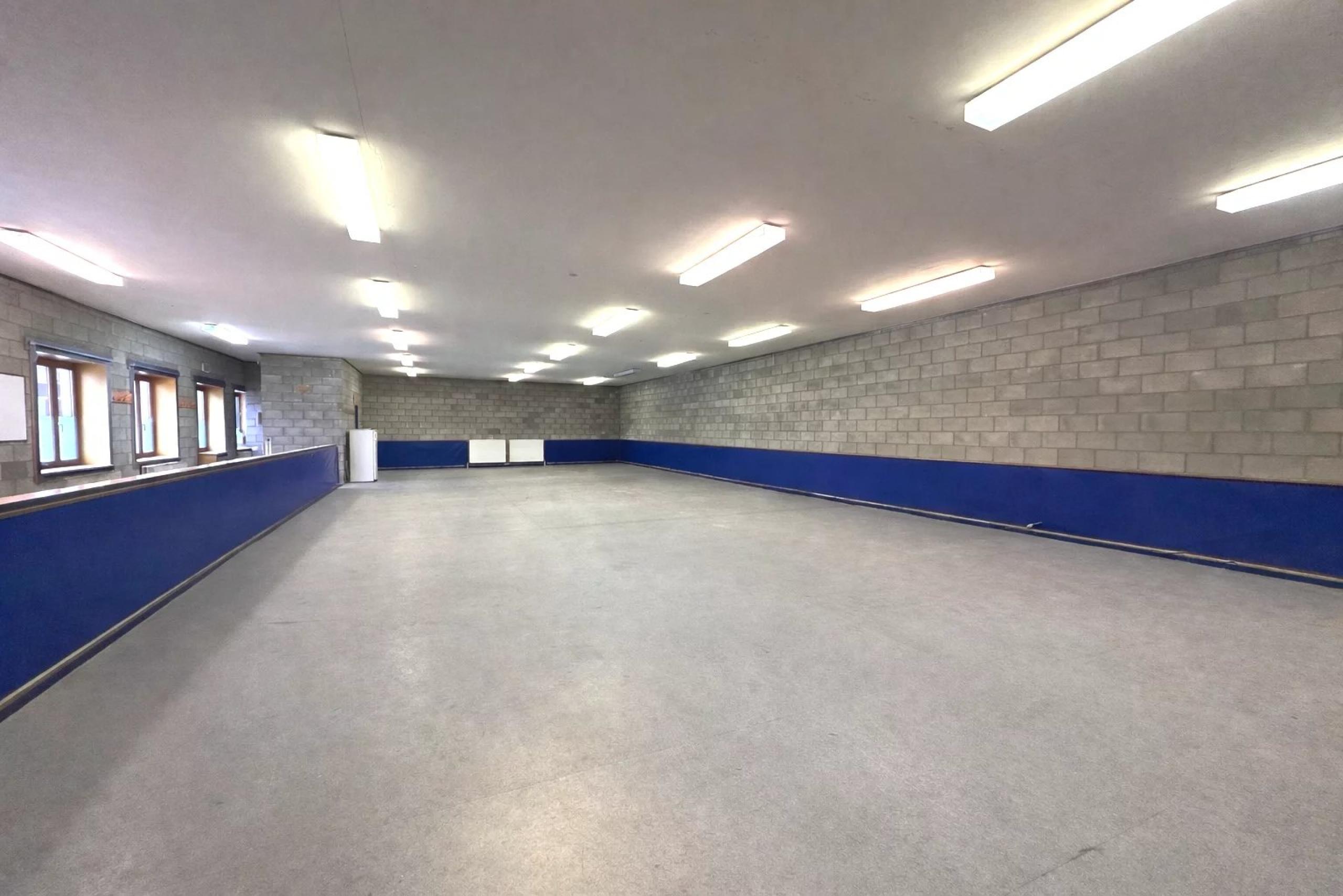 Entrepôt et salle de réception/bureau