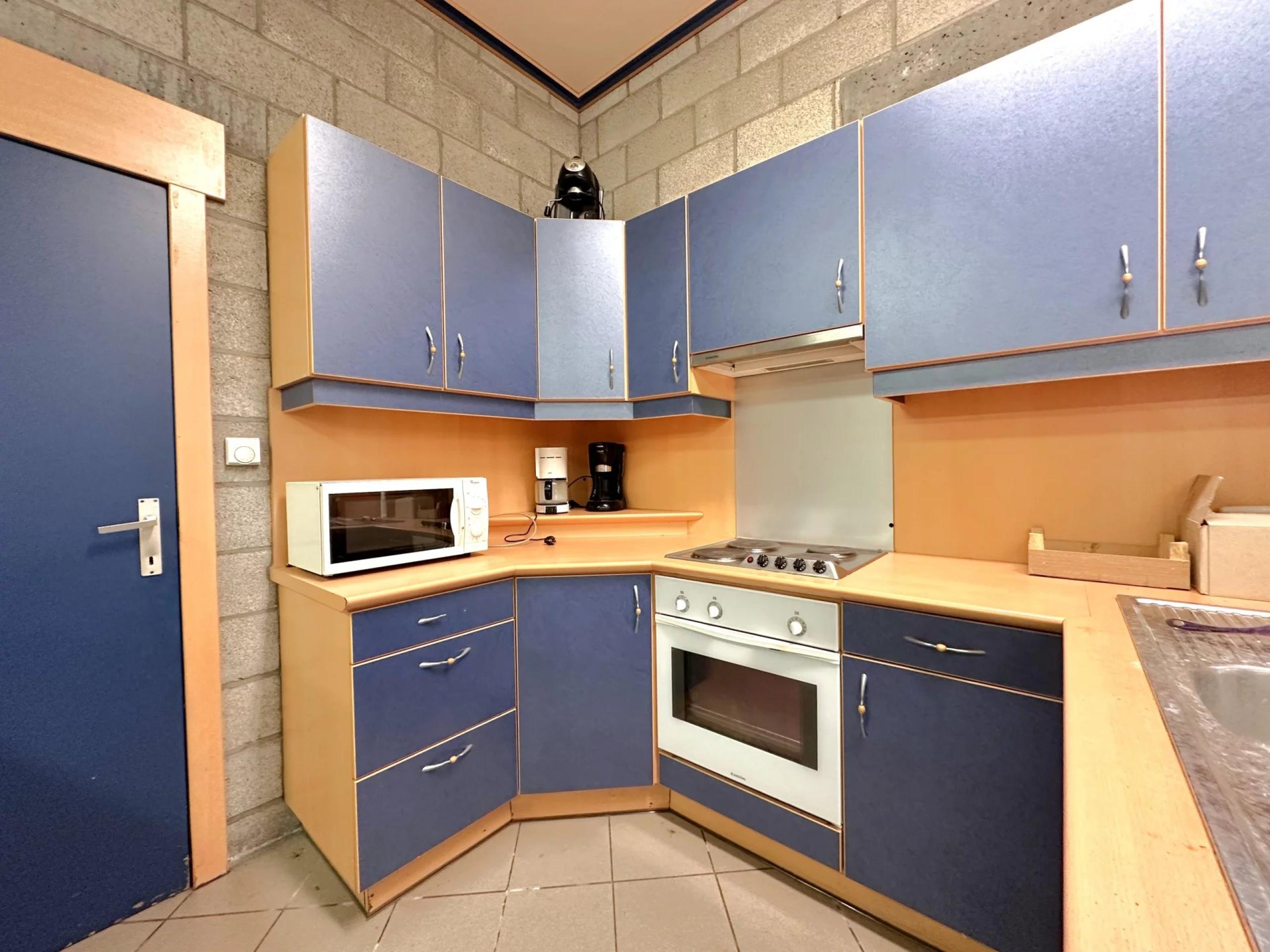 Entrepôt et salle de réception/bureau