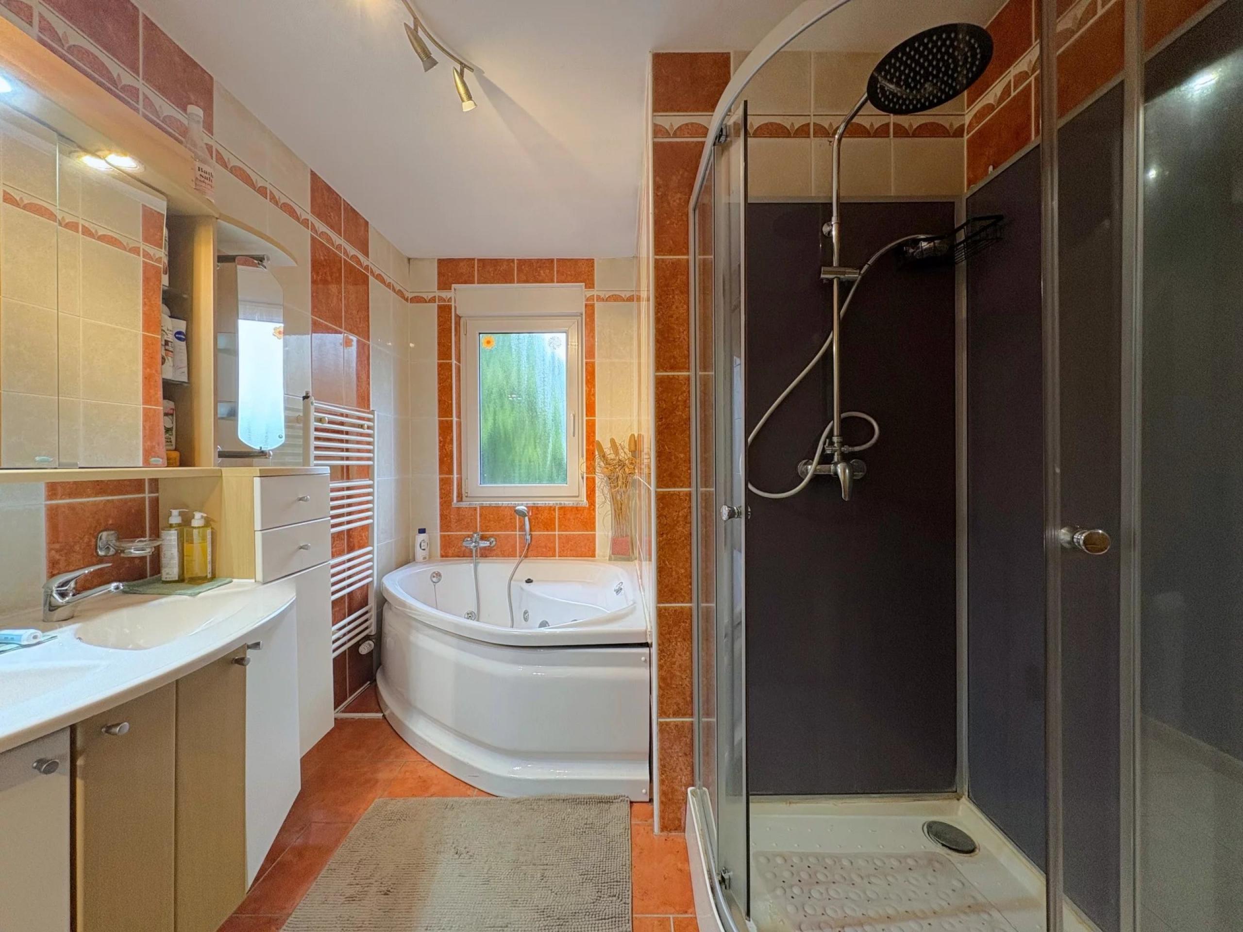 Maison 4 façades, 3/4 chambres, bureau, garage et jardin