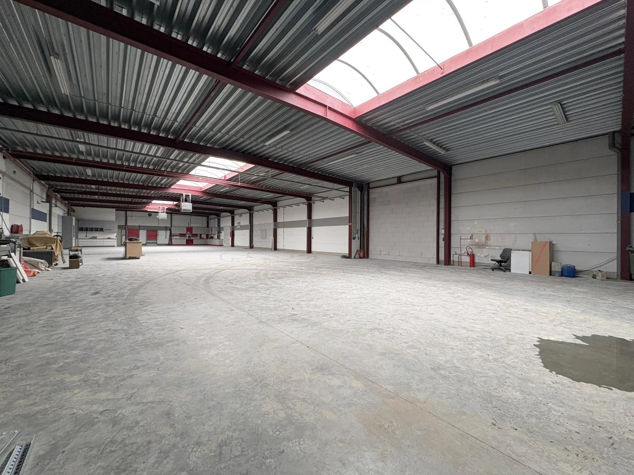 Entrepôt de 672 m² avec cuisine et 2 places de parking extérieures.