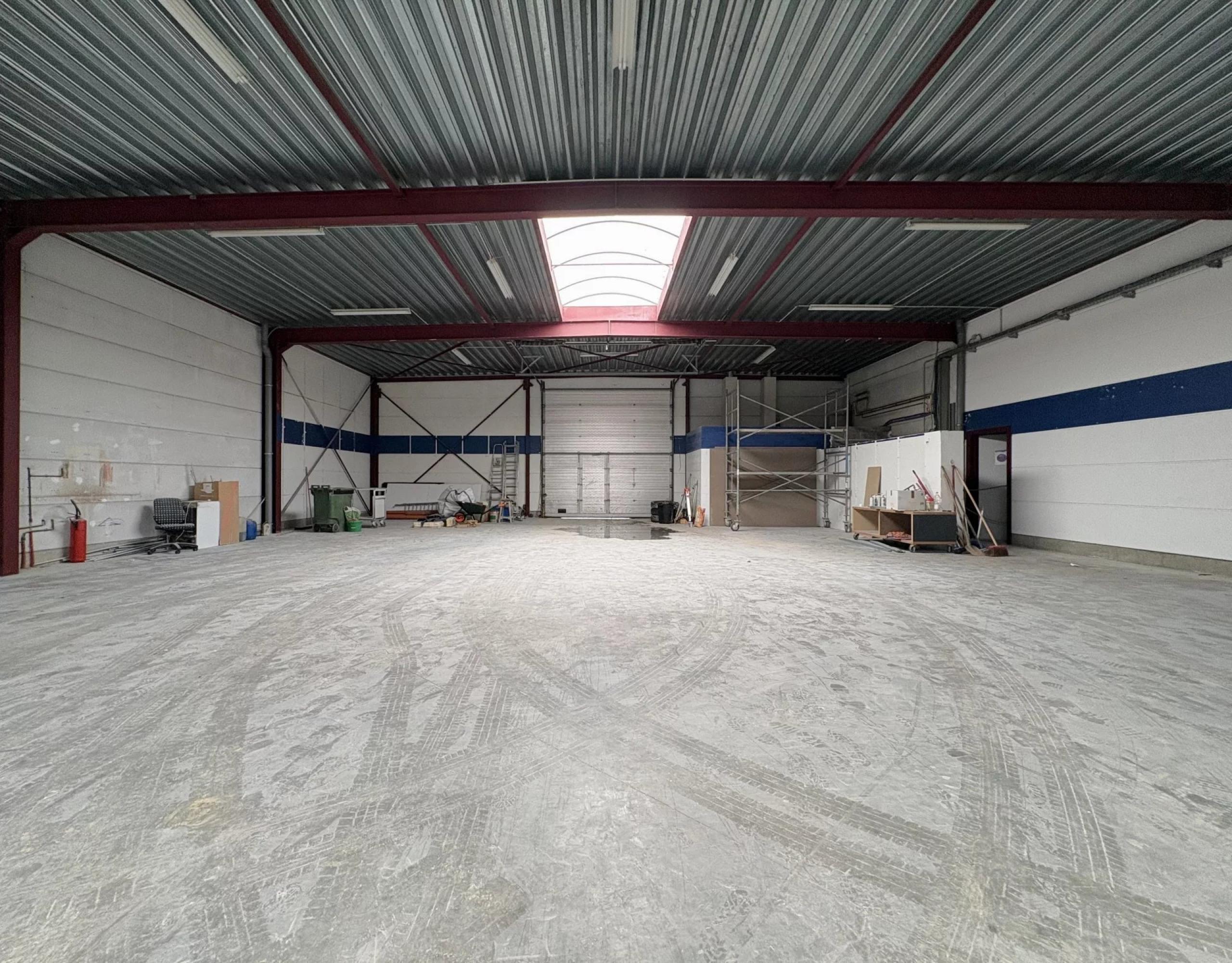 Entrepôt de 672 m² avec cuisine et 2 places de parking extérieures.