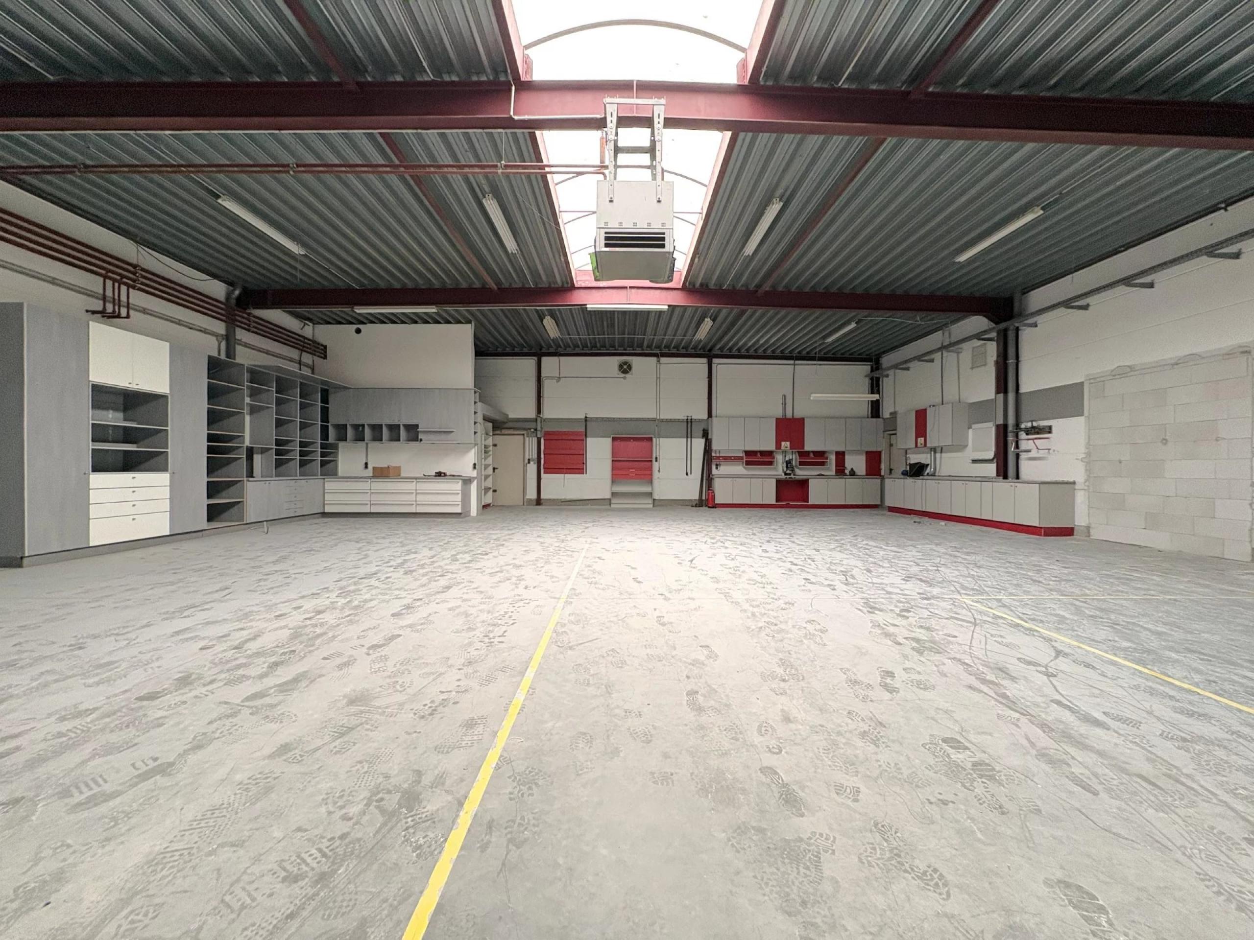 Entrepôt de 672 m² avec cuisine et 2 places de parking extérieures.