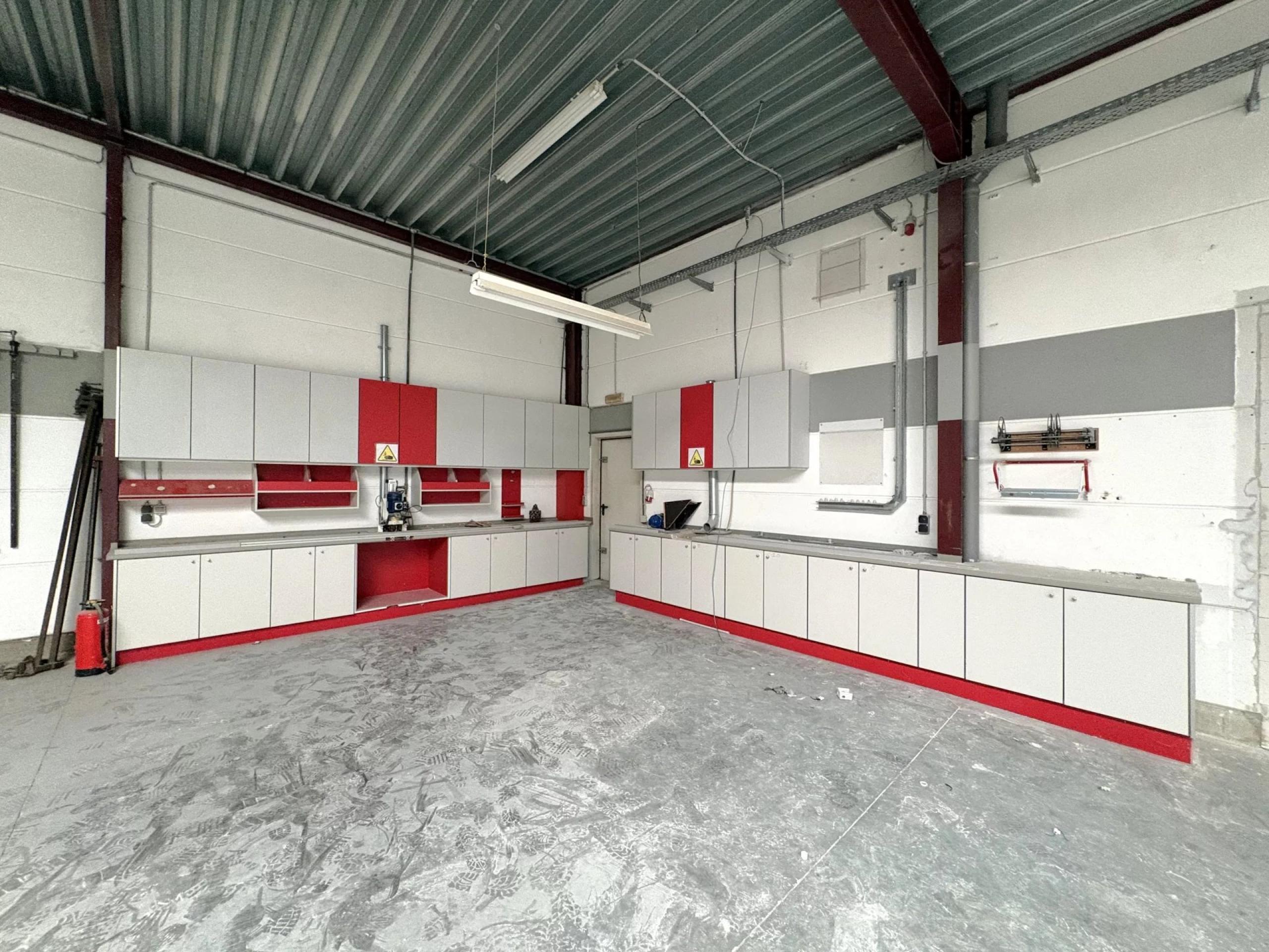 Entrepôt de 672 m² avec cuisine et 2 places de parking extérieures.