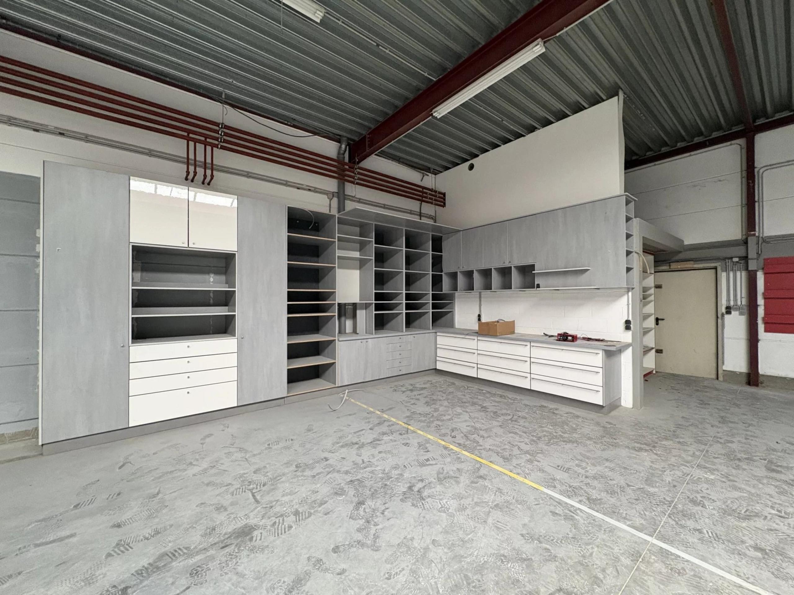 Entrepôt de 672 m² avec cuisine et 2 places de parking extérieures.