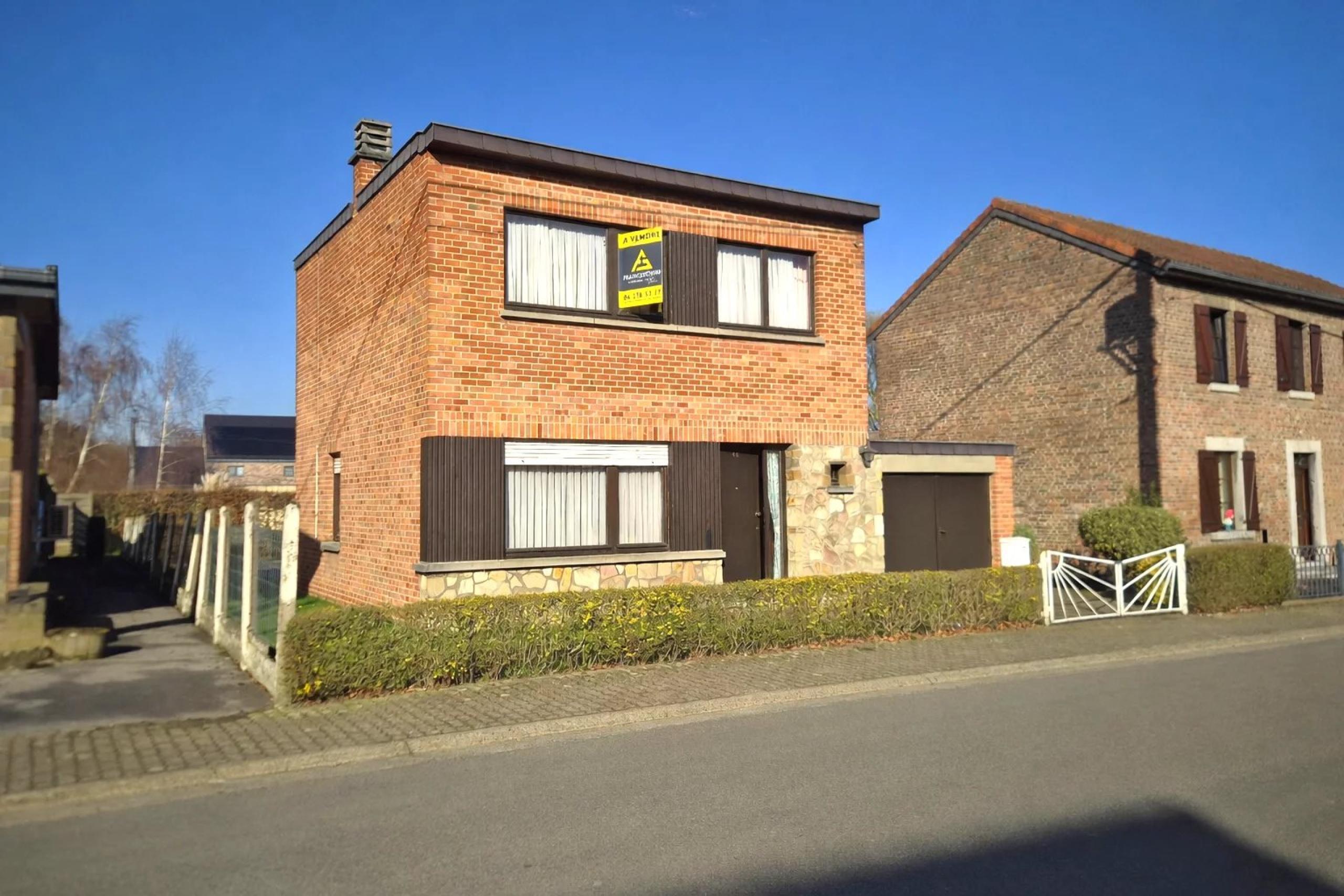 GLONS - Maison 4 façades, 3 chambres, à rafraîchir