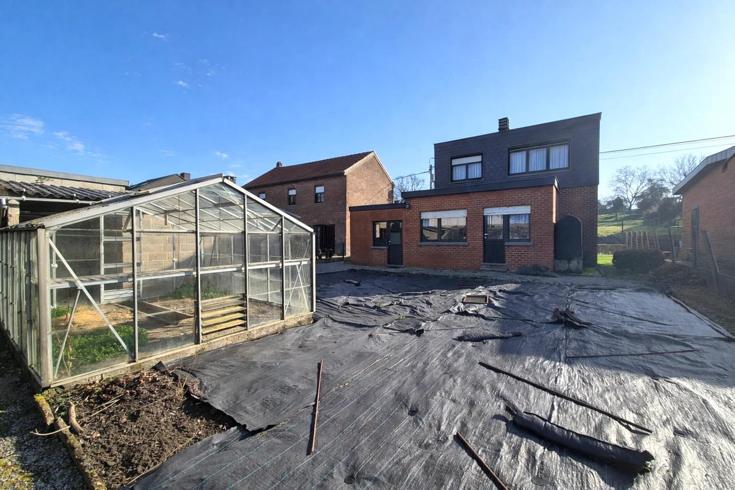 GLONS - Maison 4 façades, 3 chambres, à rafraîchir