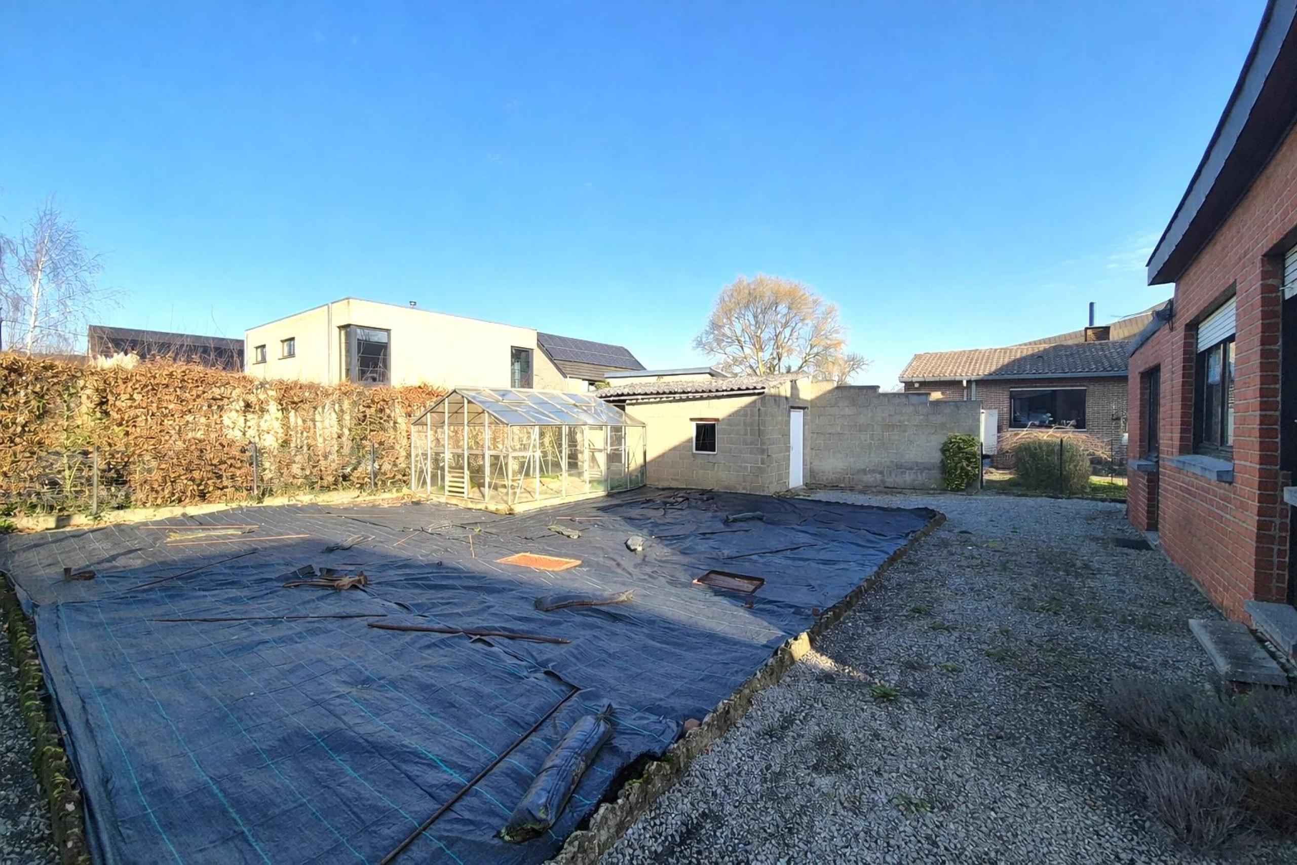 GLONS - Maison 4 façades, 3 chambres, à rafraîchir