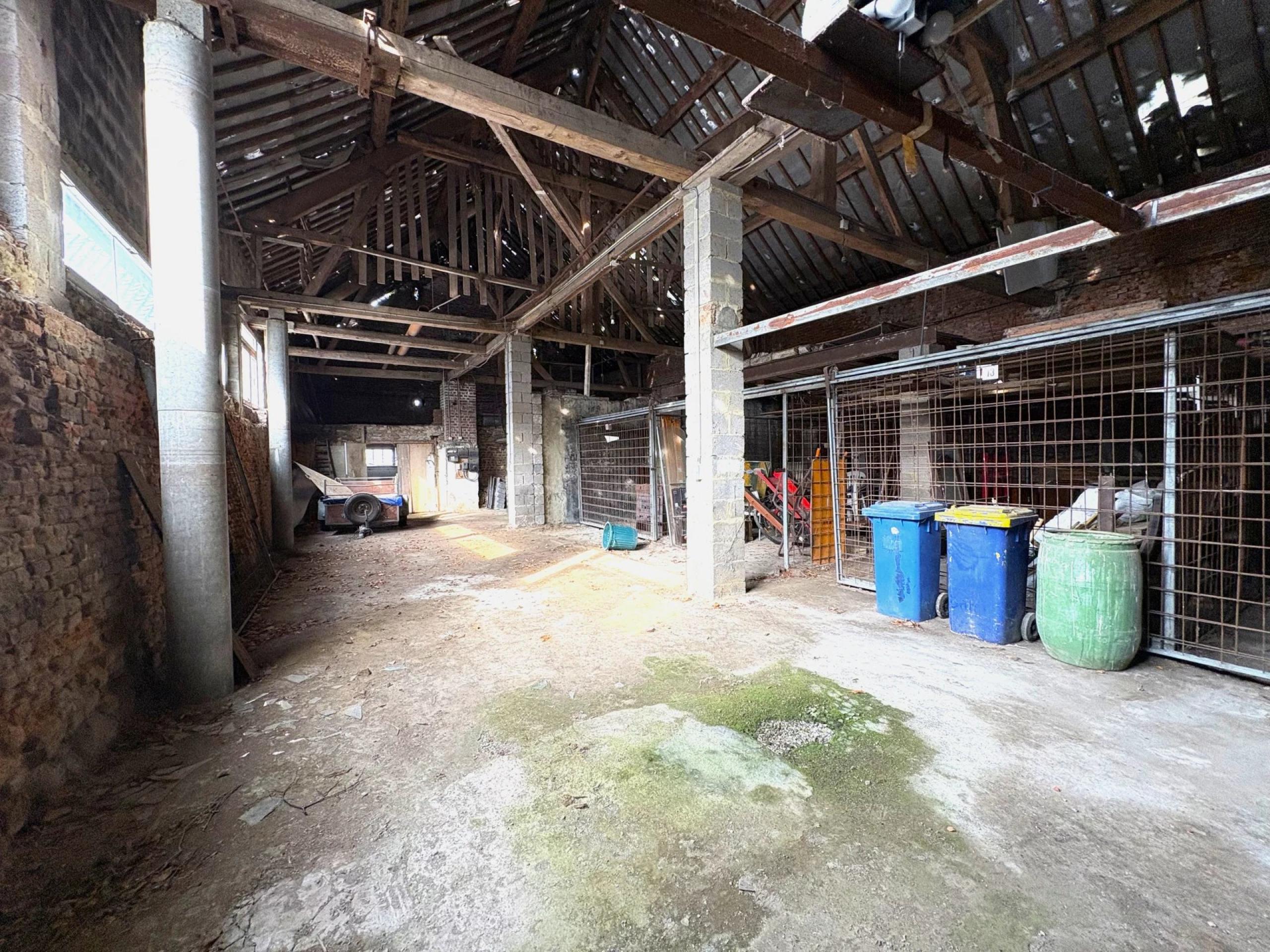 Grange à rénover entièrement avec fort potentiel