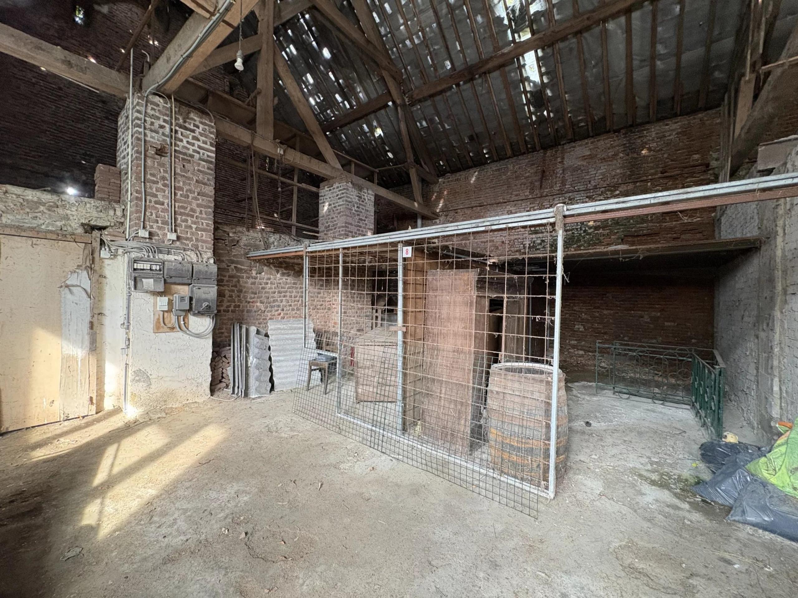 Grange à rénover entièrement avec fort potentiel
