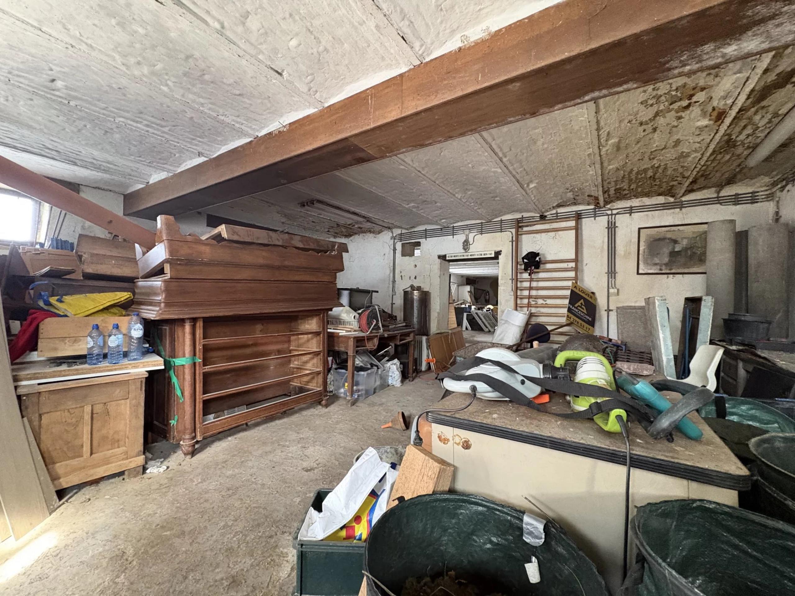 Grange à rénover entièrement avec fort potentiel