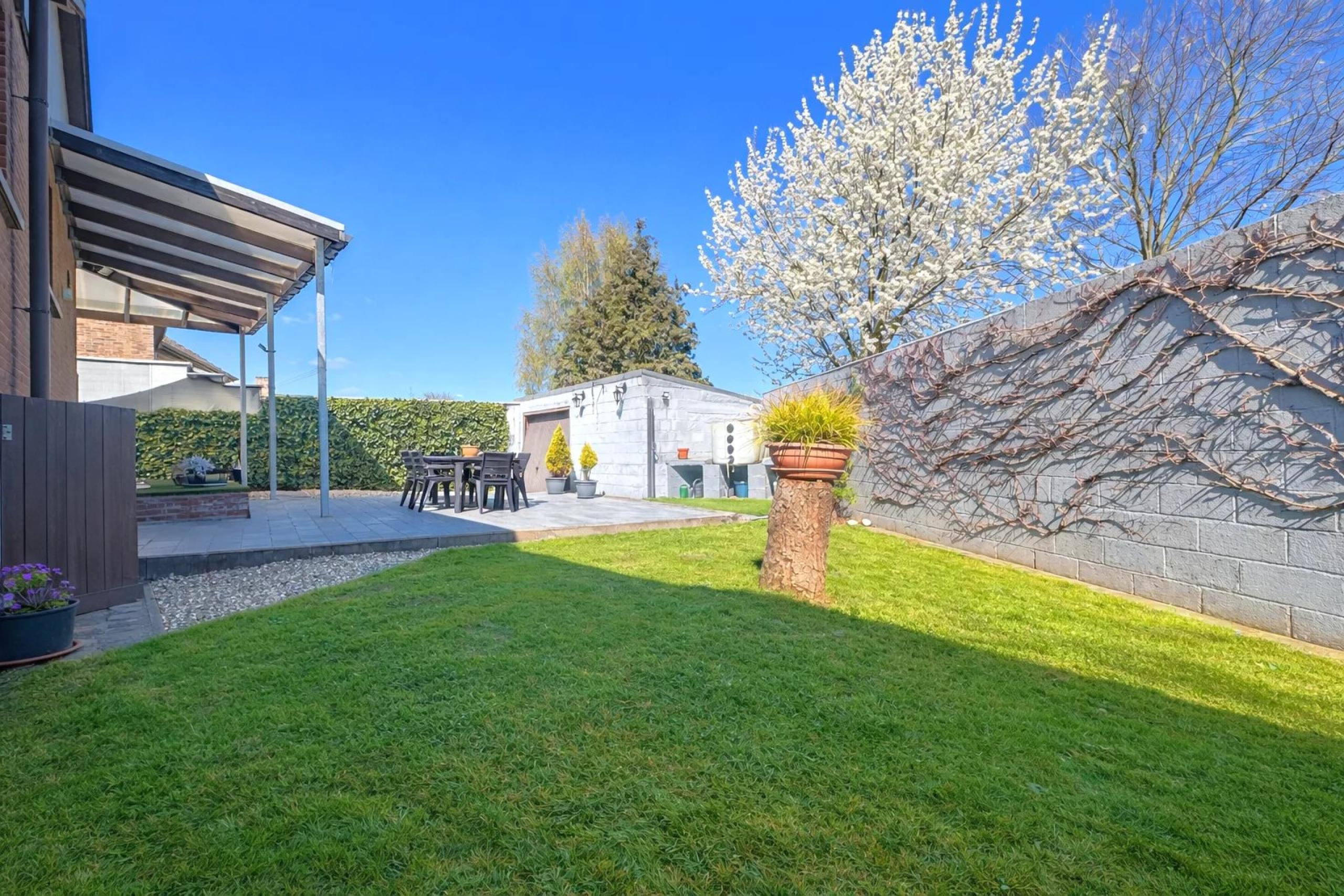 GLONS: Bungalow 2 chambres avec bureau, garage, jardin et terrain