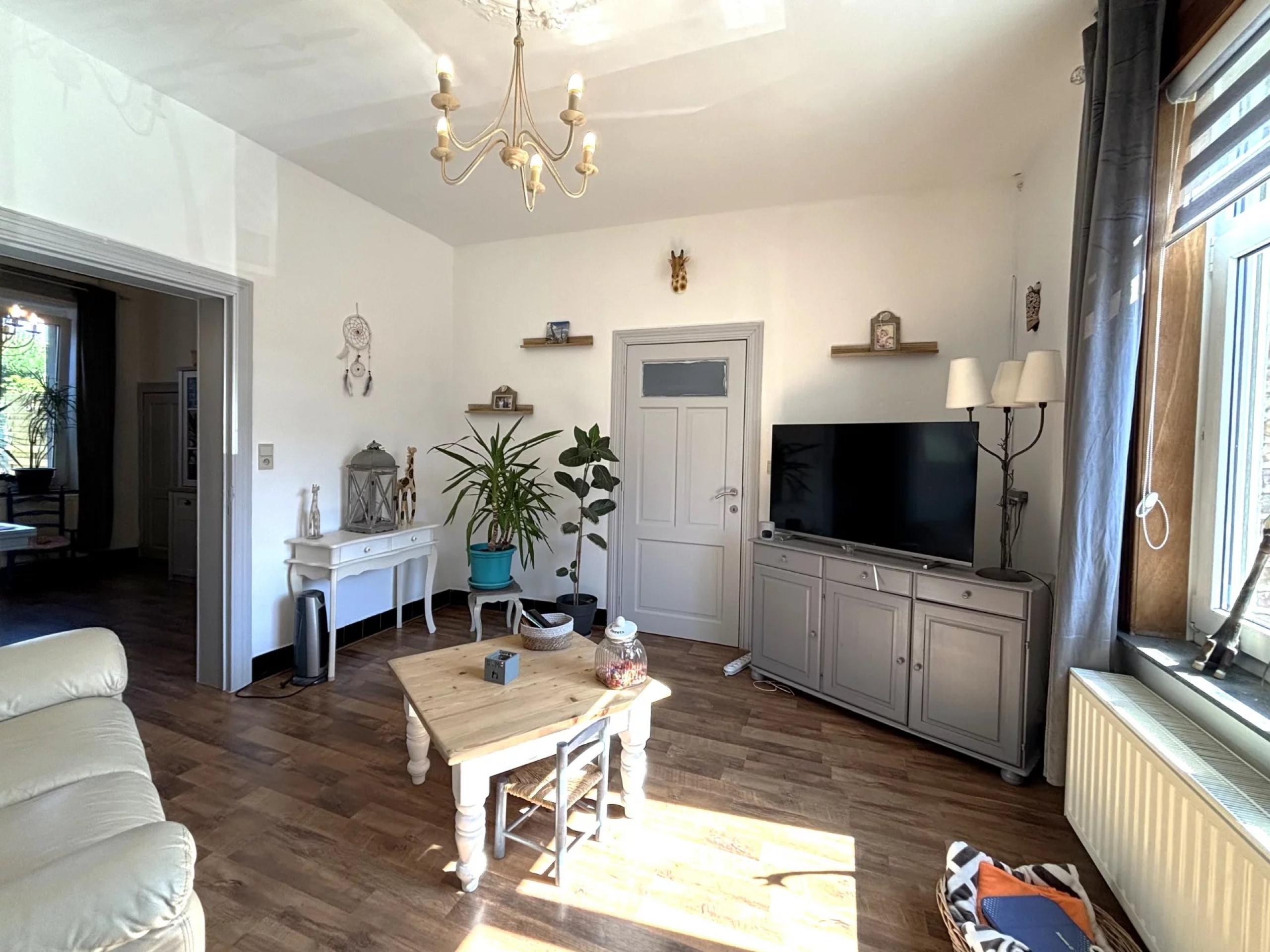 Agréable maison 2 façades, 2 chambres, bureau et jardin