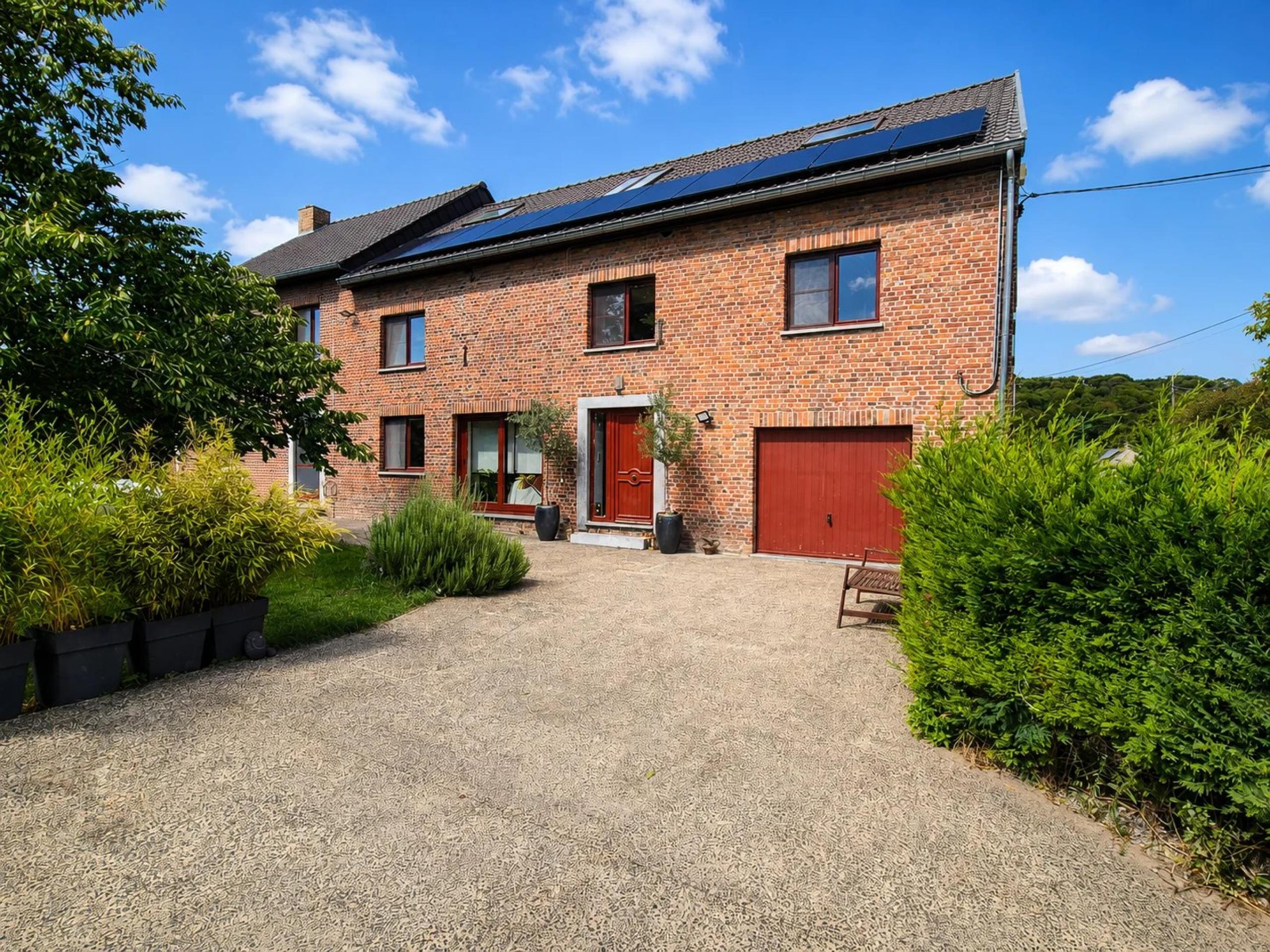 Ancienne ferme rénovée de ± 275 m², 5 chambres et jardin