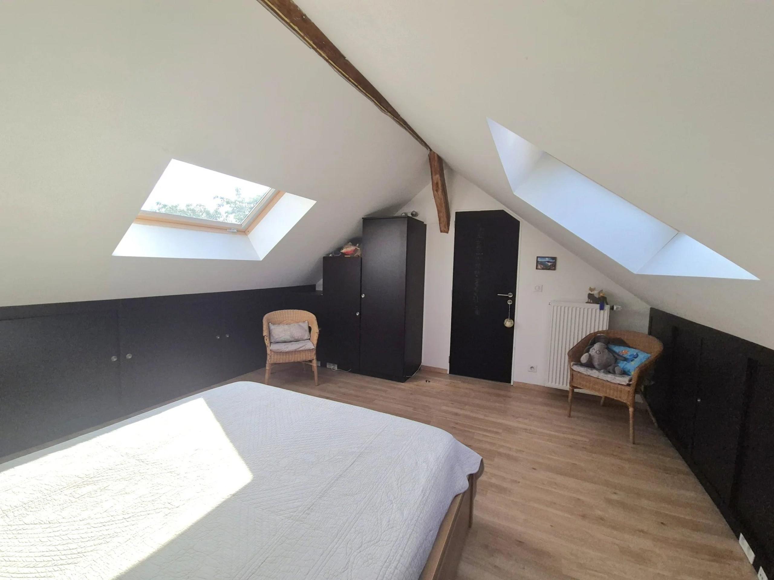 Ancienne ferme rénovée de ± 275 m², 5 chambres et jardin