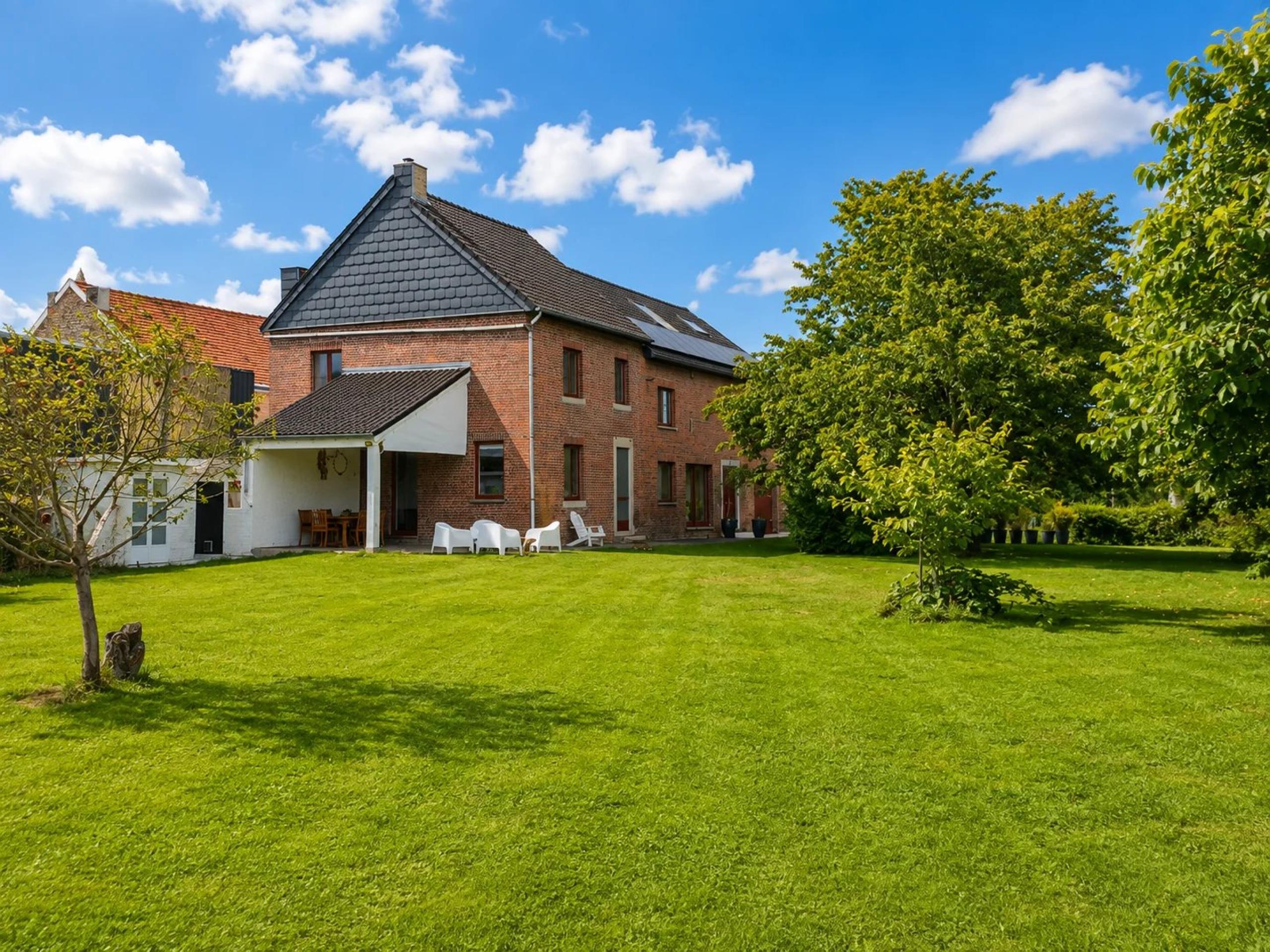 Ancienne ferme rénovée de ± 275 m², 5 chambres et jardin