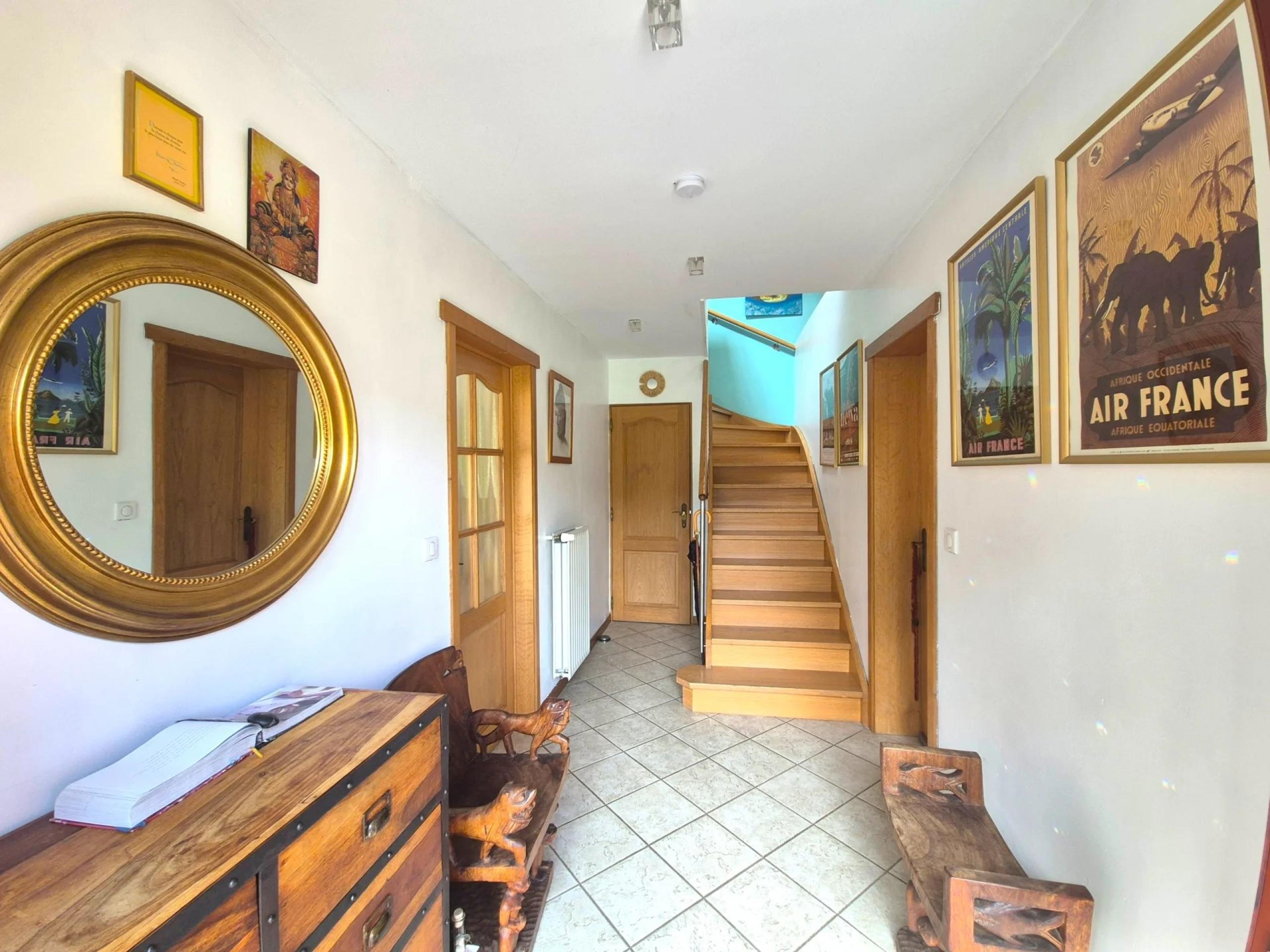Ancienne ferme rénovée de ± 275 m², 5 chambres et jardin