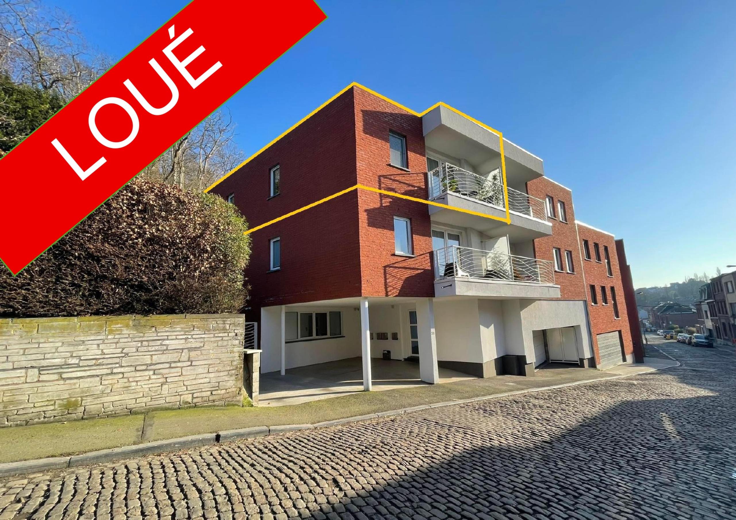 LOUE ! Penthouse 2 chambres, terrasse et parking fermé