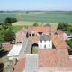Superbe Ferme en Carré avec 7.823 m² de Terrain