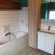 HOUTAIN : Ensemble immobilier: Maison 4ch avec jardin, surface commerciale, 3 appartements, terrain.