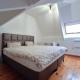 HOUTAIN : Ensemble immobilier: Maison 4ch avec jardin, surface commerciale, 3 appartements, terrain.