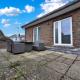 HOUTAIN : Ensemble immobilier: Maison 4ch avec jardin, surface commerciale, 3 appartements, terrain.