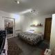 HOUTAIN : Ensemble immobilier: Maison 4ch avec jardin, surface commerciale, 3 appartements, terrain.