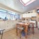 HOUTAIN : Ensemble immobilier: Maison 4ch avec jardin, surface commerciale, 3 appartements, terrain.