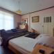 HOUTAIN : Ensemble immobilier: Maison 4ch avec jardin, surface commerciale, 3 appartements, terrain.