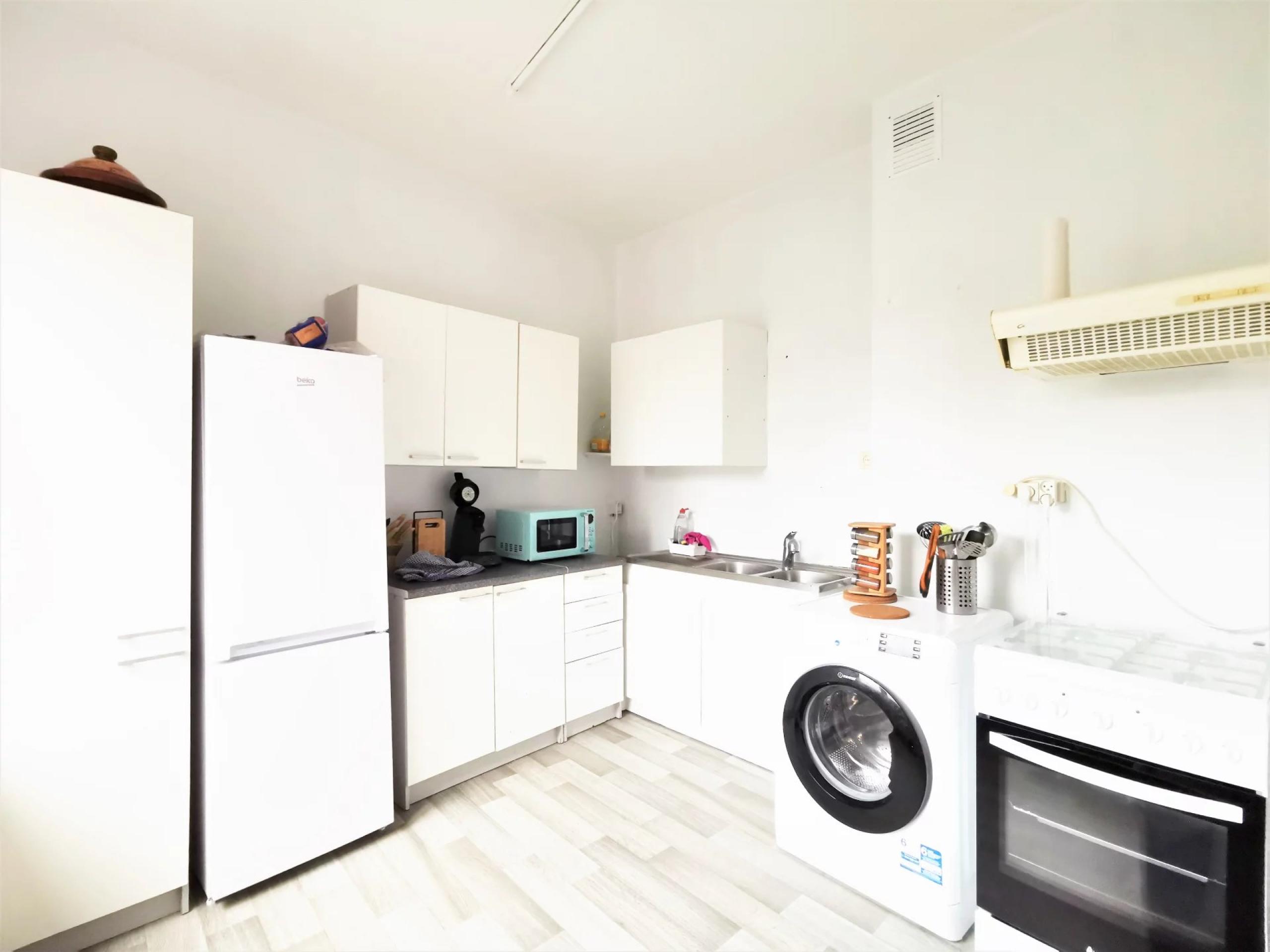 OPTION ! Immeuble: RDC, 5 appartements, garages