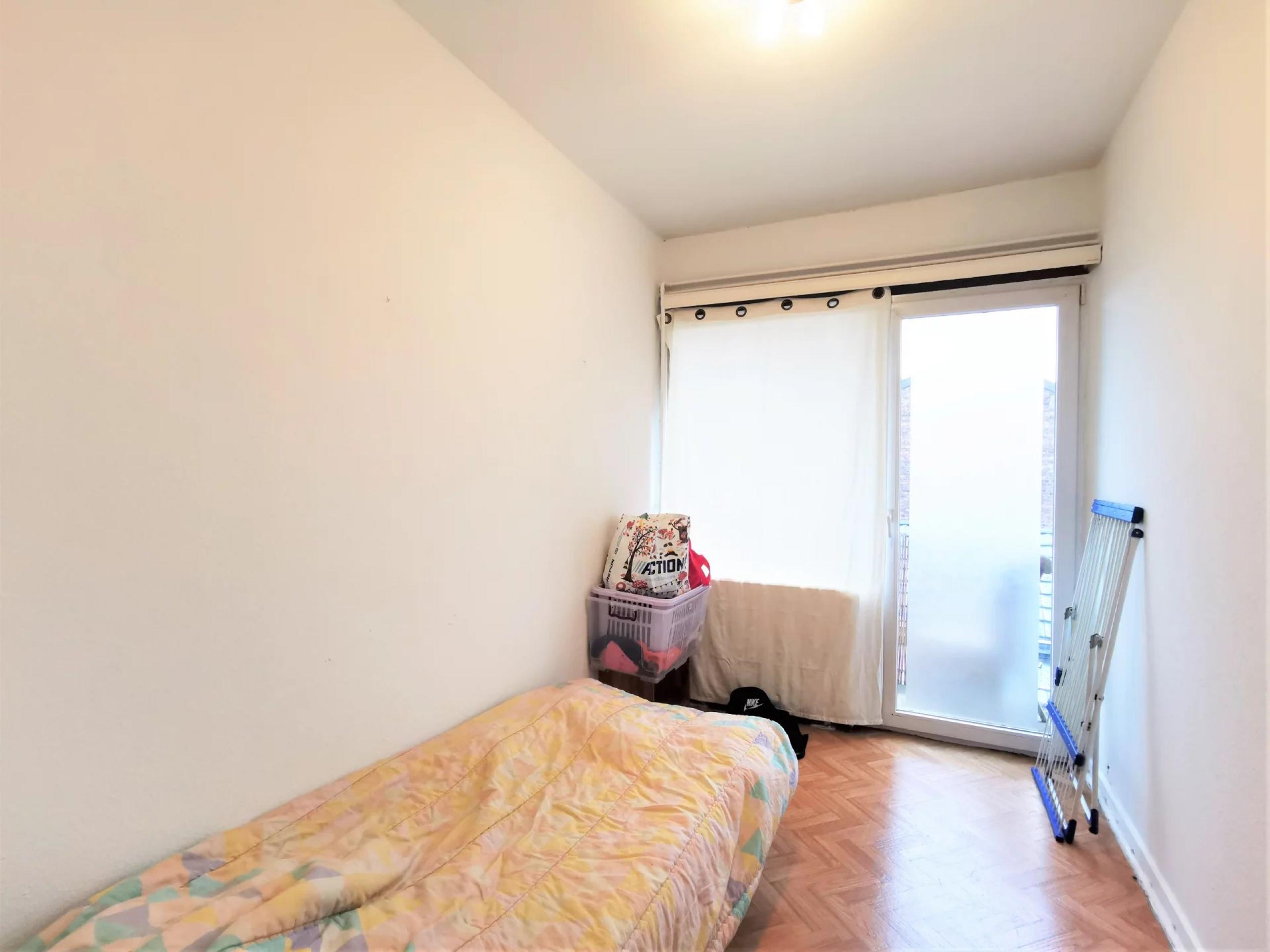 OPTION ! Immeuble: RDC, 5 appartements, garages