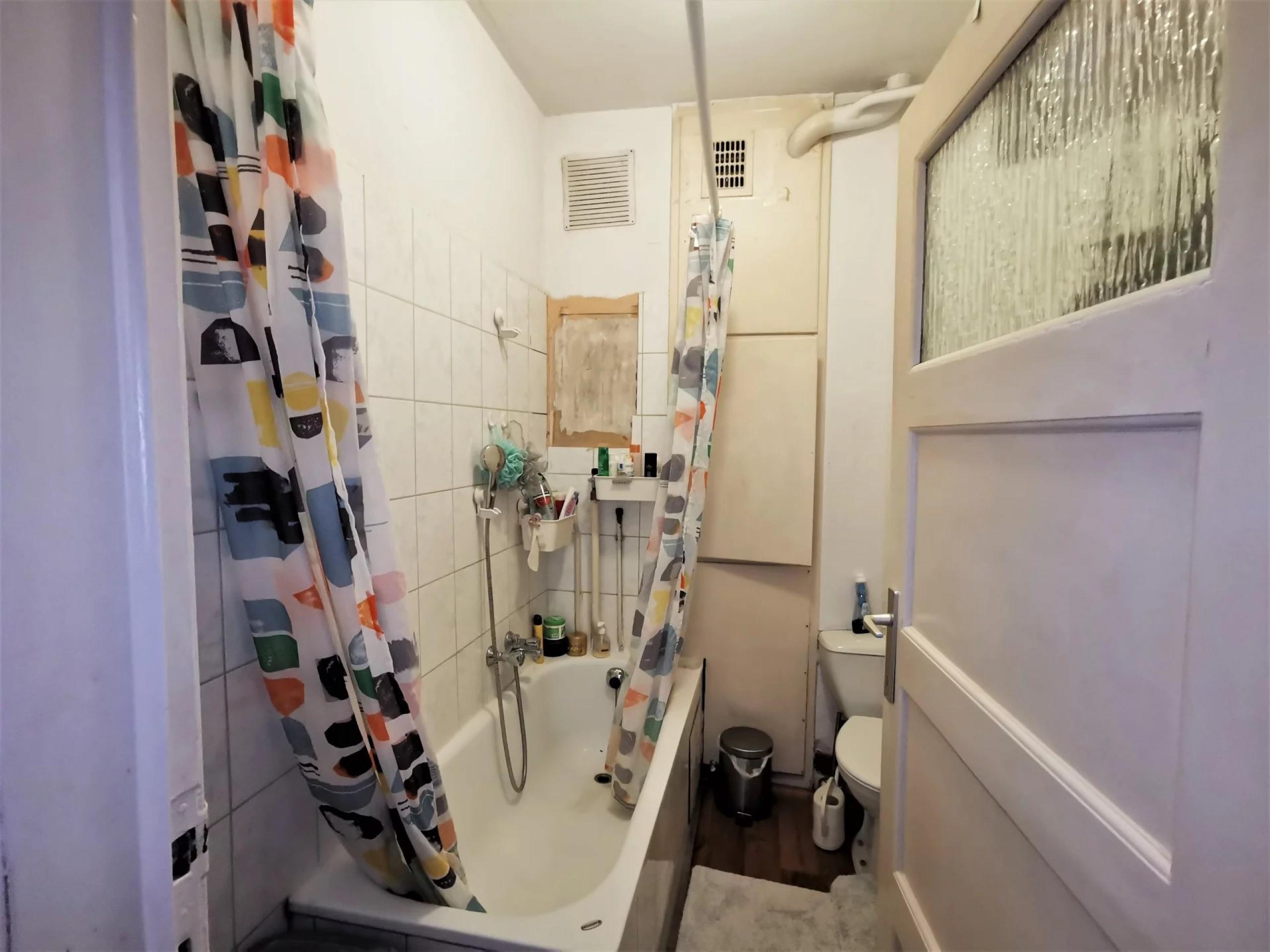 OPTION ! Immeuble: RDC, 5 appartements, garages