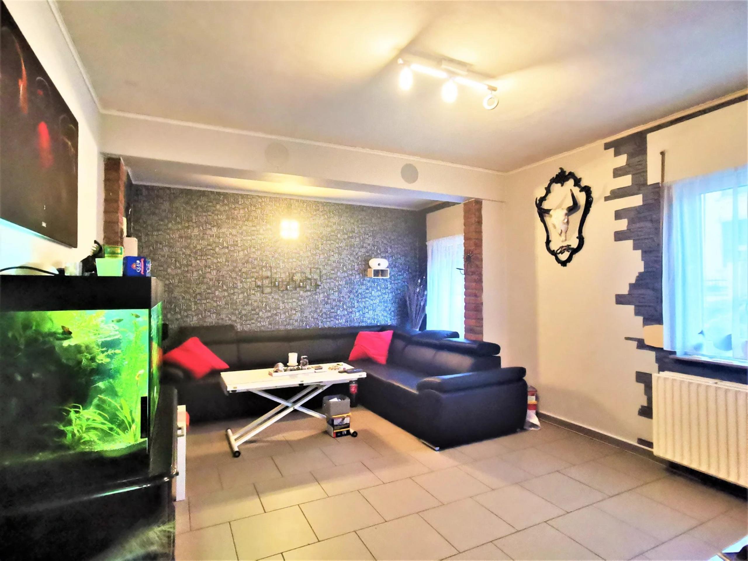 VENDU ! Spacieux immeuble à 3 appartements et 4 garages