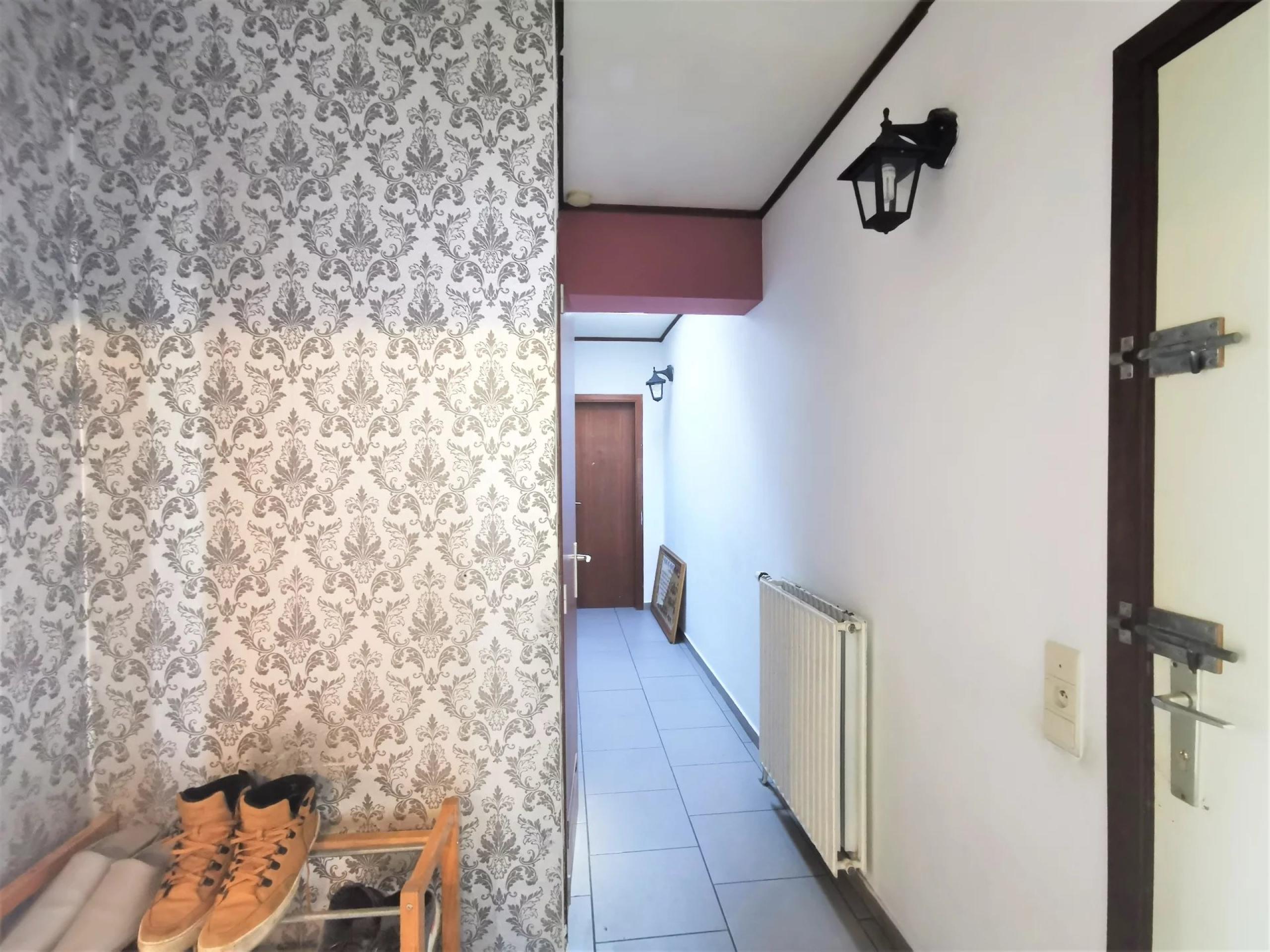 VENDU ! Spacieux immeuble à 3 appartements et 4 garages
