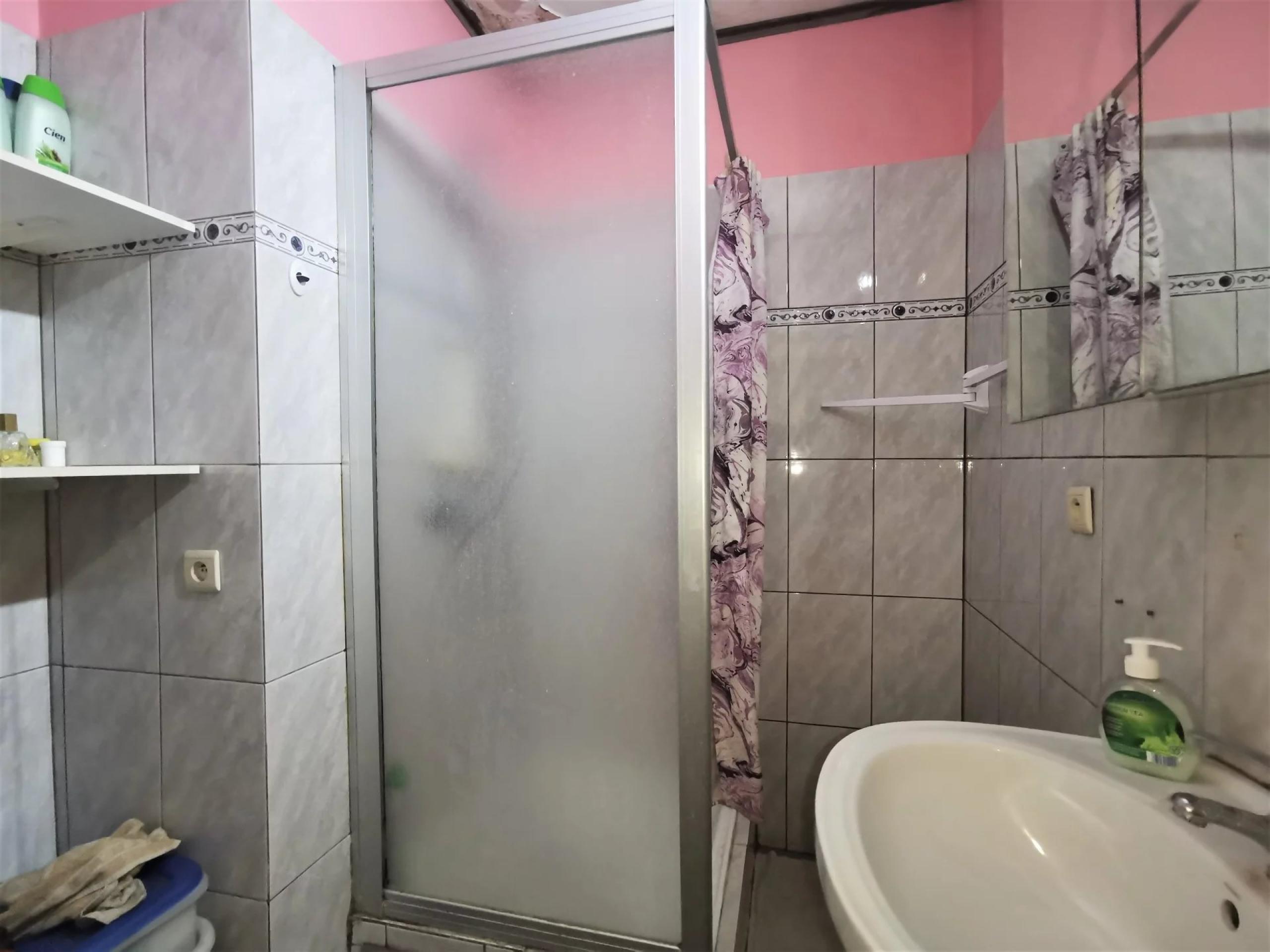 VENDU ! Spacieux immeuble à 3 appartements et 4 garages