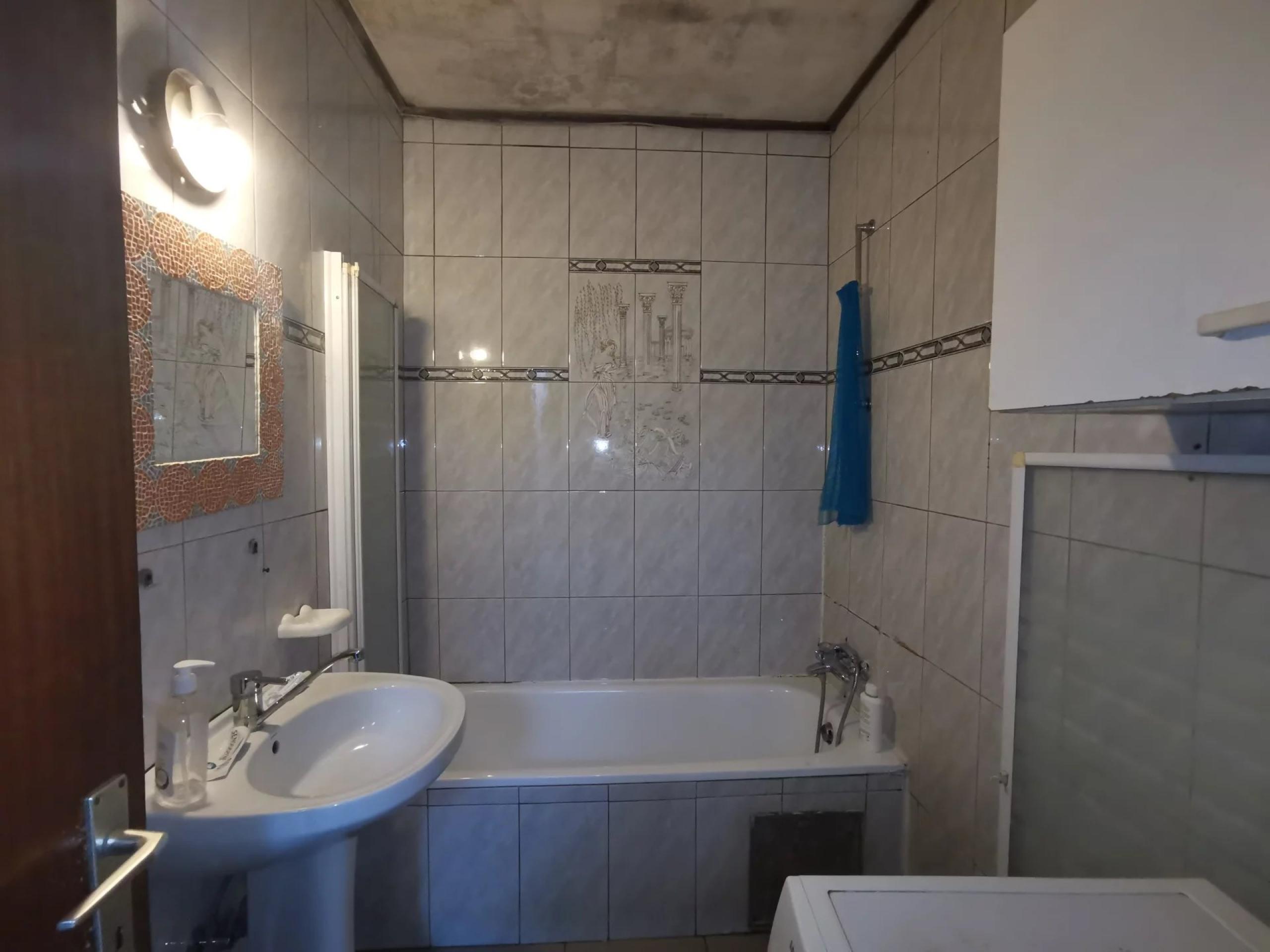 VENDU ! Spacieux immeuble à 3 appartements et 4 garages