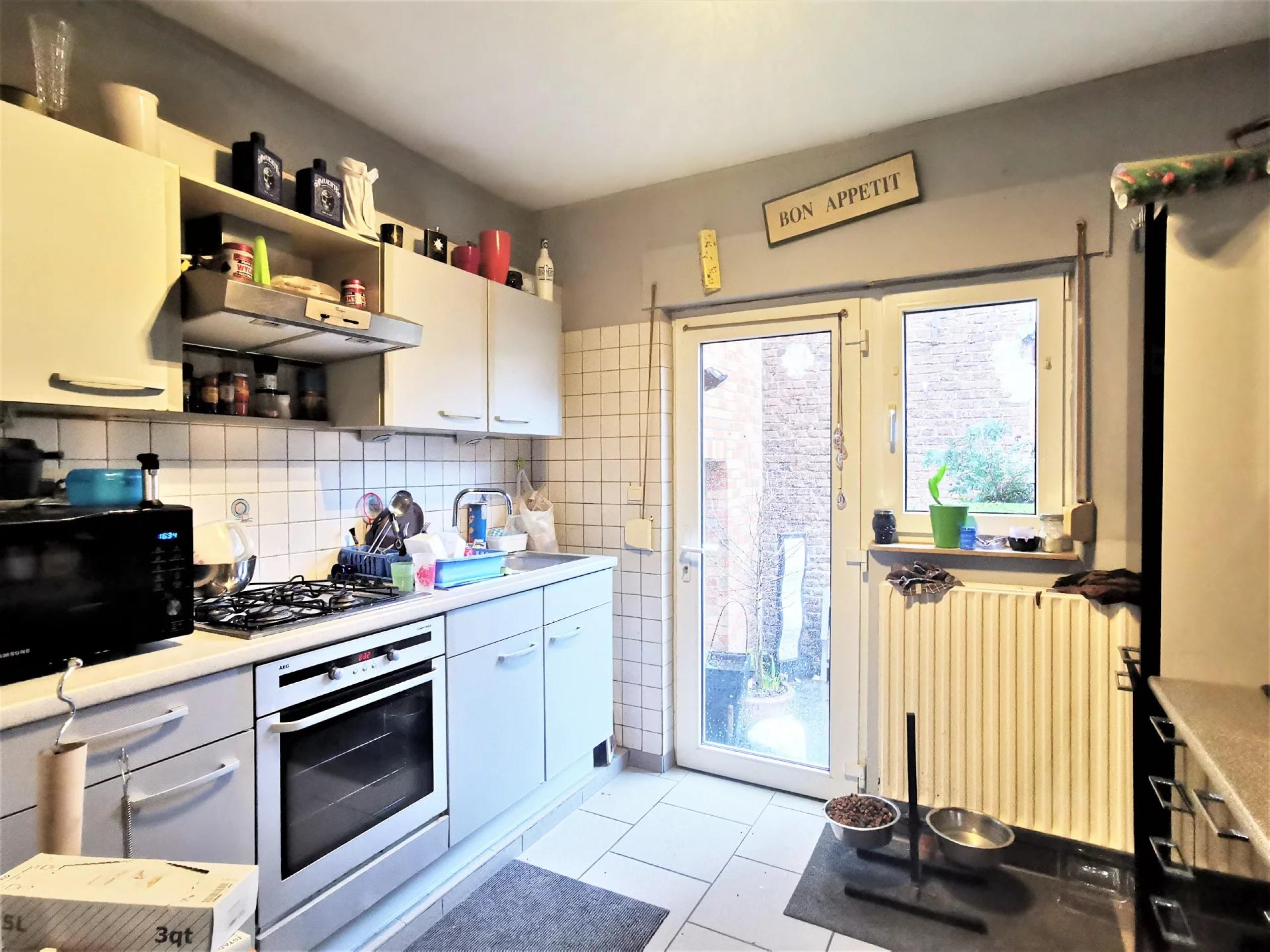 VENDU ! Spacieux immeuble à 3 appartements et 4 garages