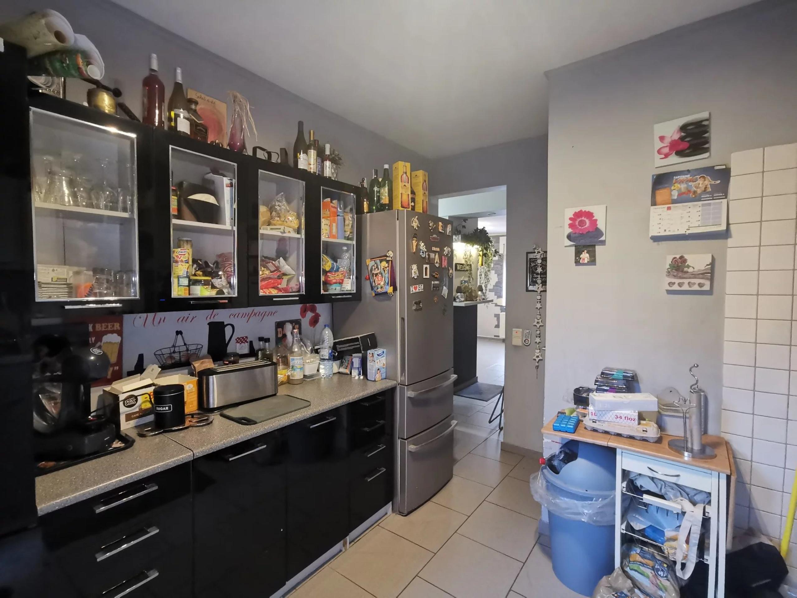 VENDU ! Spacieux immeuble à 3 appartements et 4 garages