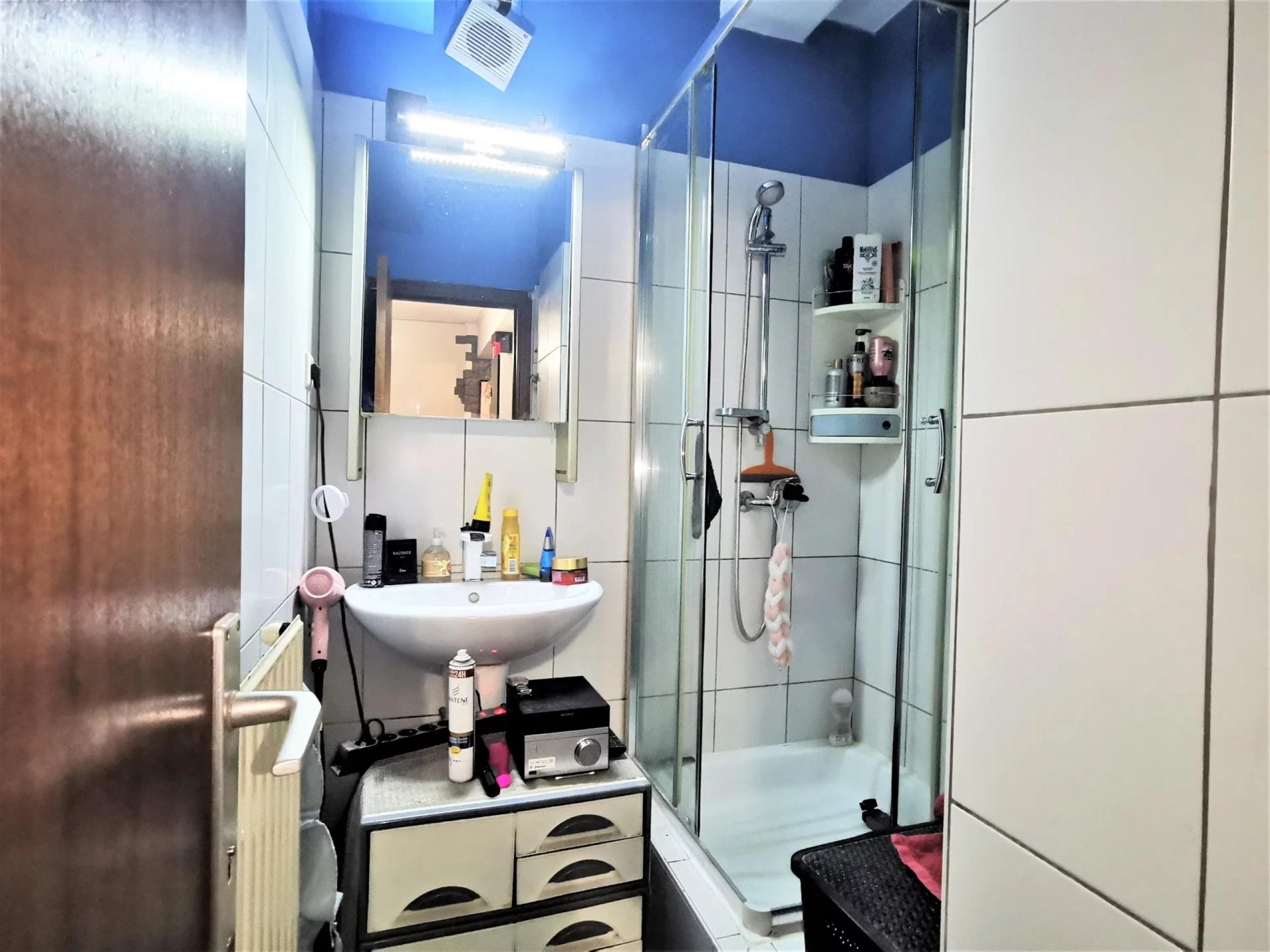 VENDU ! Spacieux immeuble à 3 appartements et 4 garages