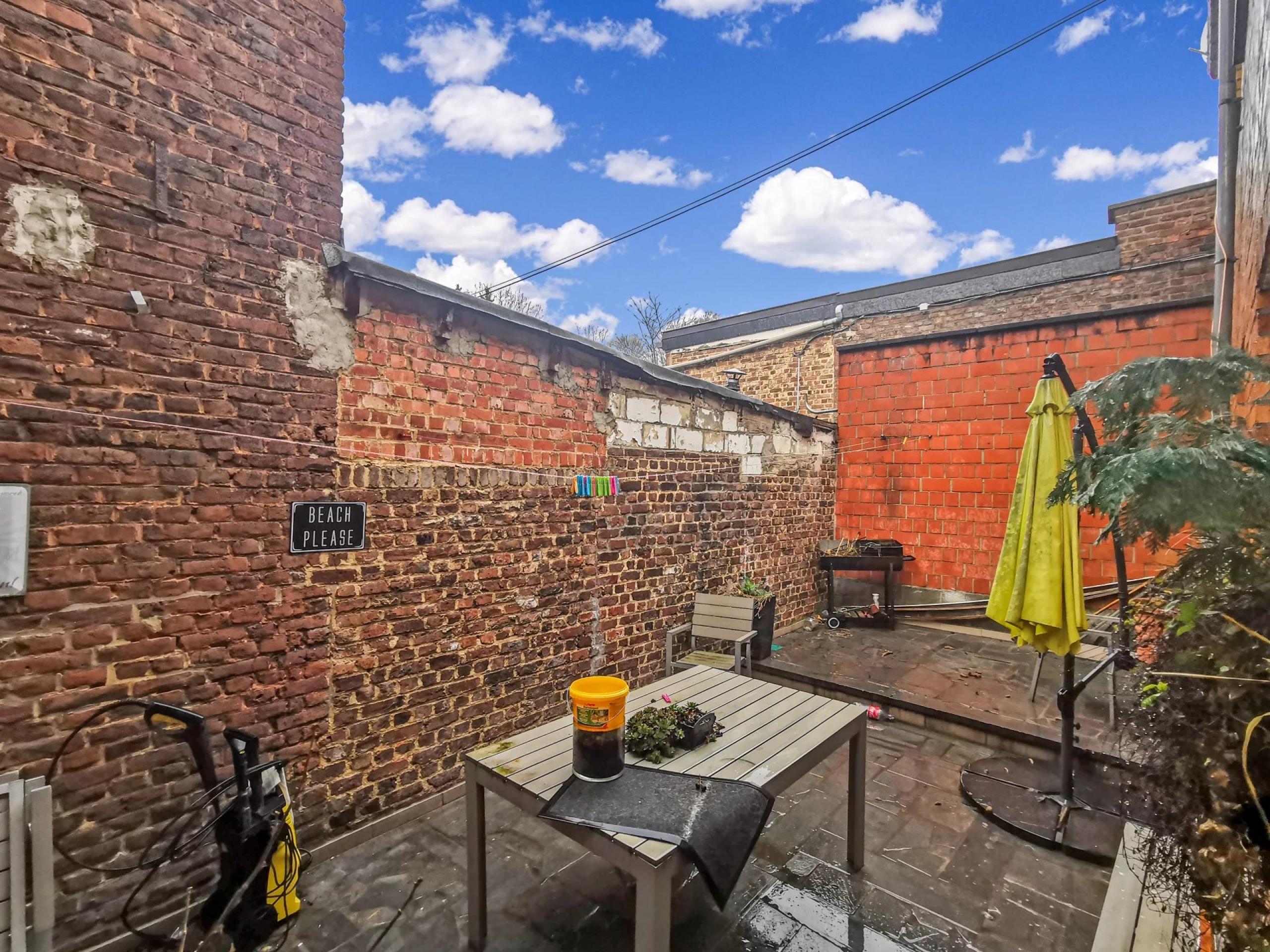 VENDU ! Spacieux immeuble à 3 appartements et 4 garages