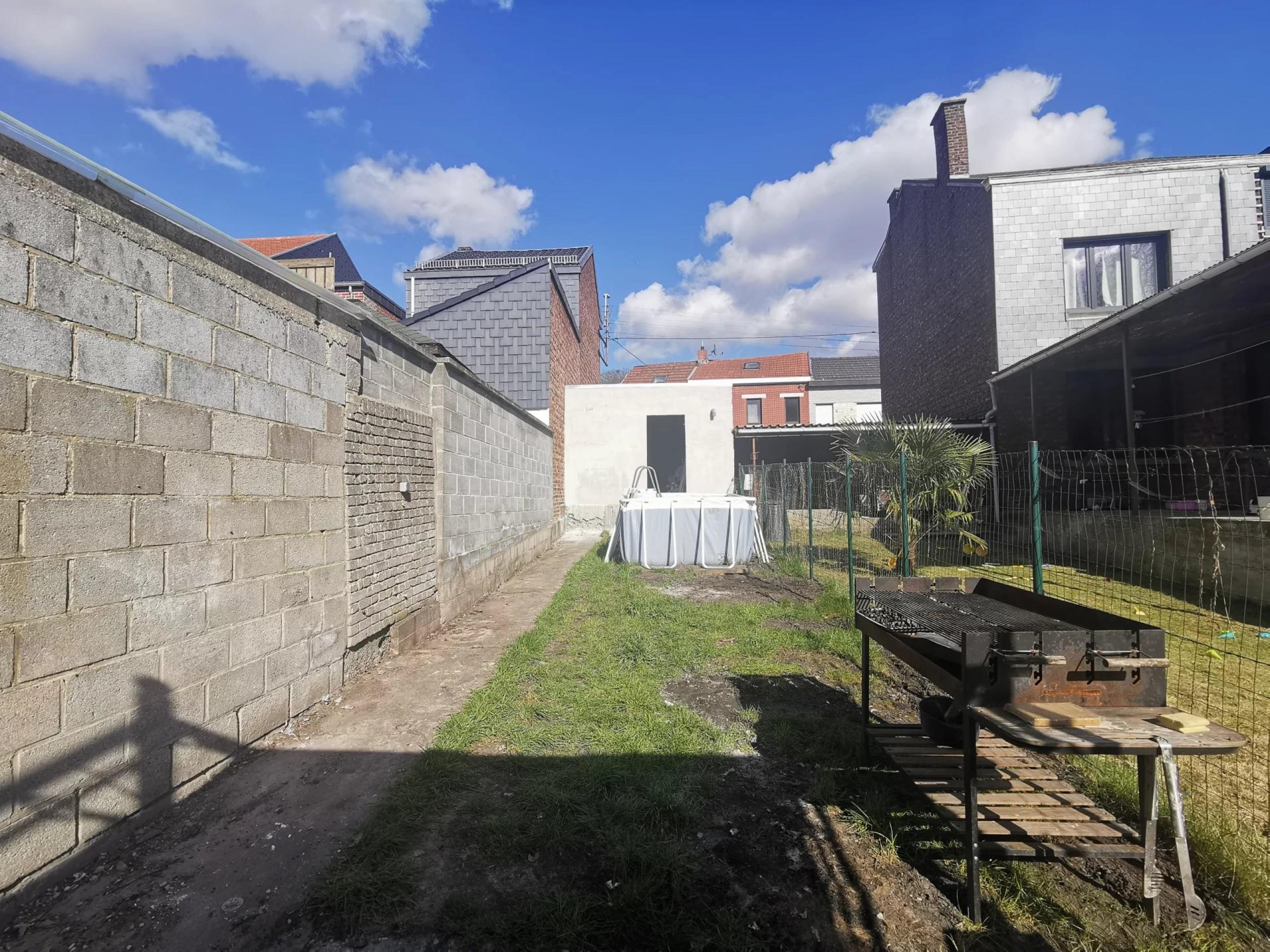 VENDU ! Maison mitoyenne, 3 chambres, jardin et garage