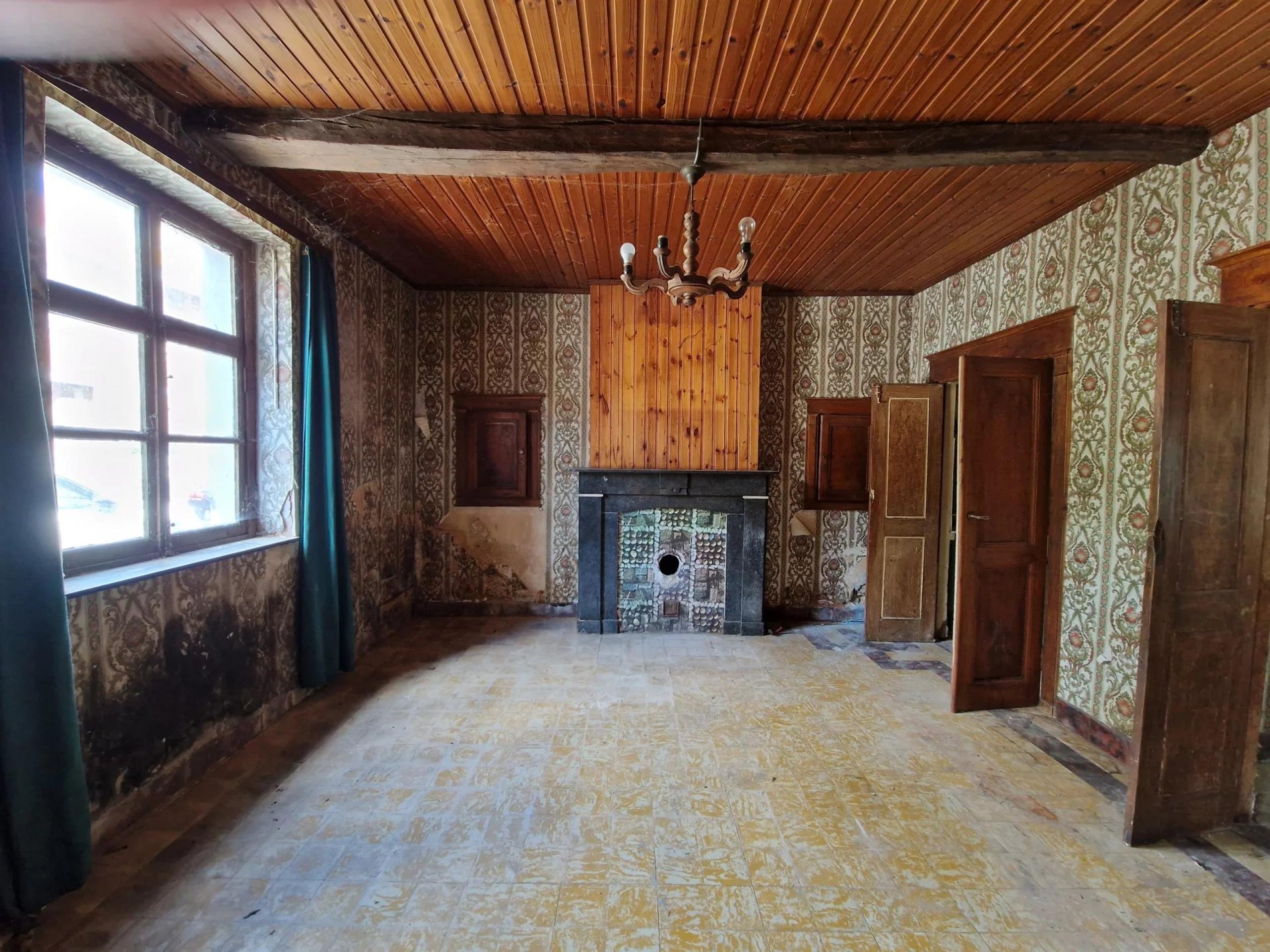 OPTION ! Maison de village à réhabiliter 2/4 chambres.