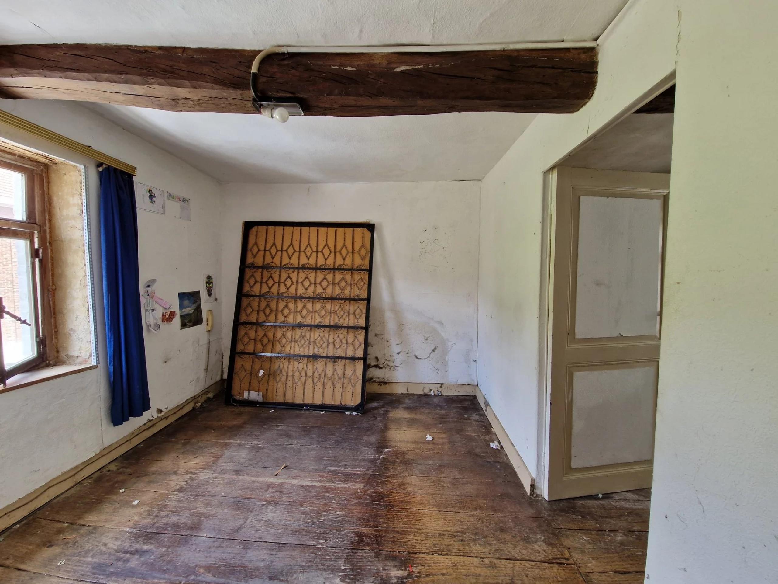 OPTION ! Maison de village à réhabiliter 2/4 chambres.