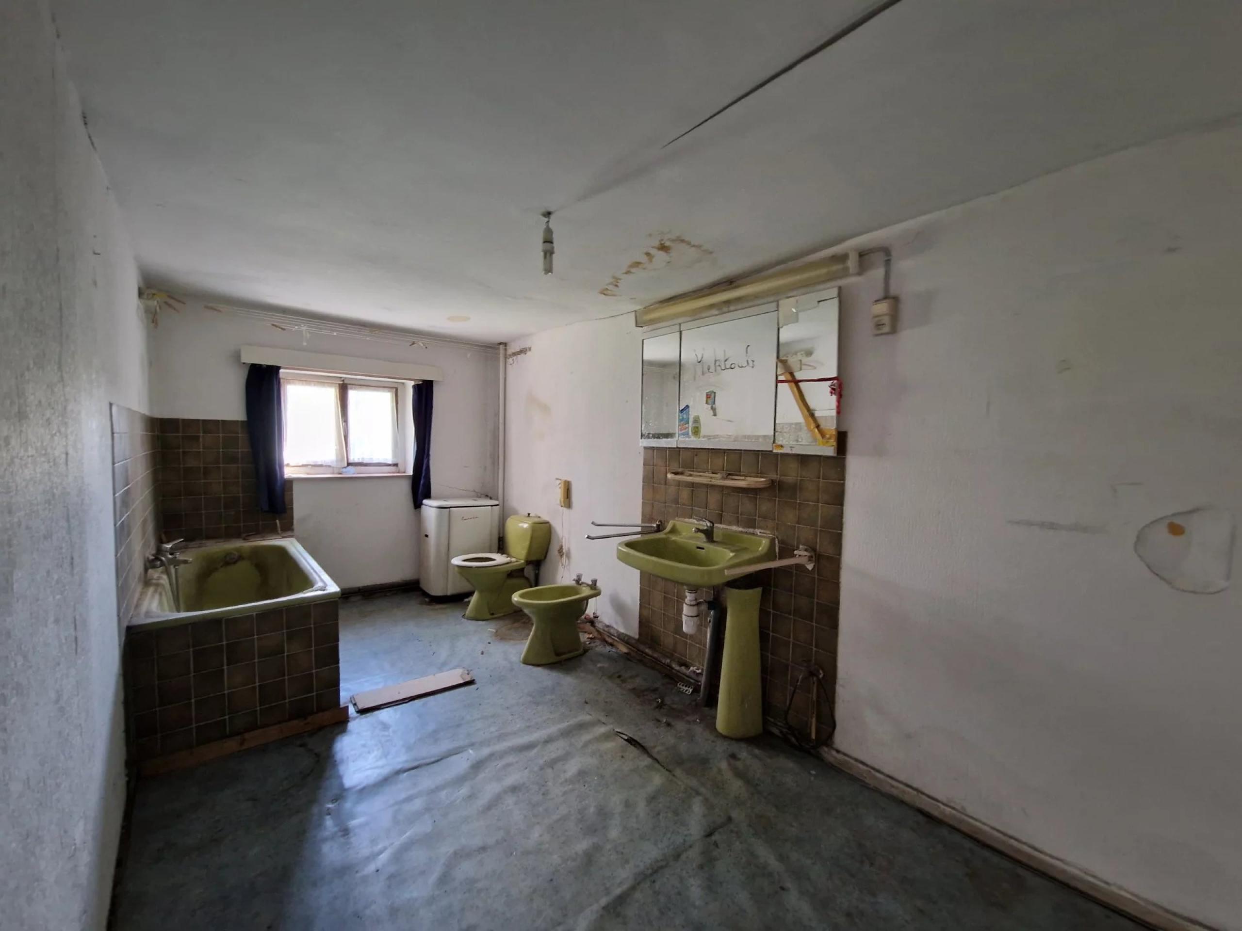 OPTION ! Maison de village à réhabiliter 2/4 chambres.