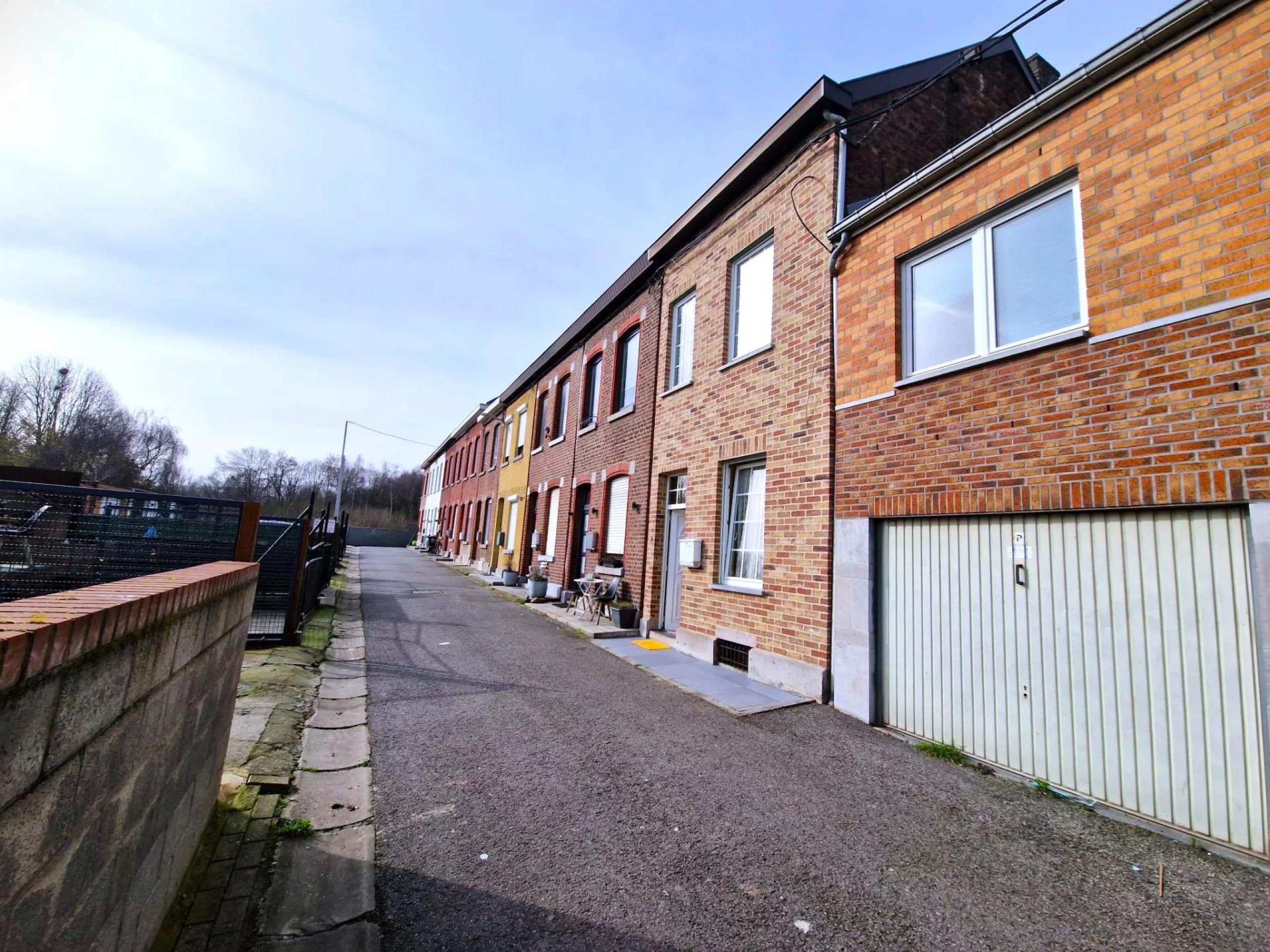 Vendu! Maison mitoyenne , 3 chambres et cour