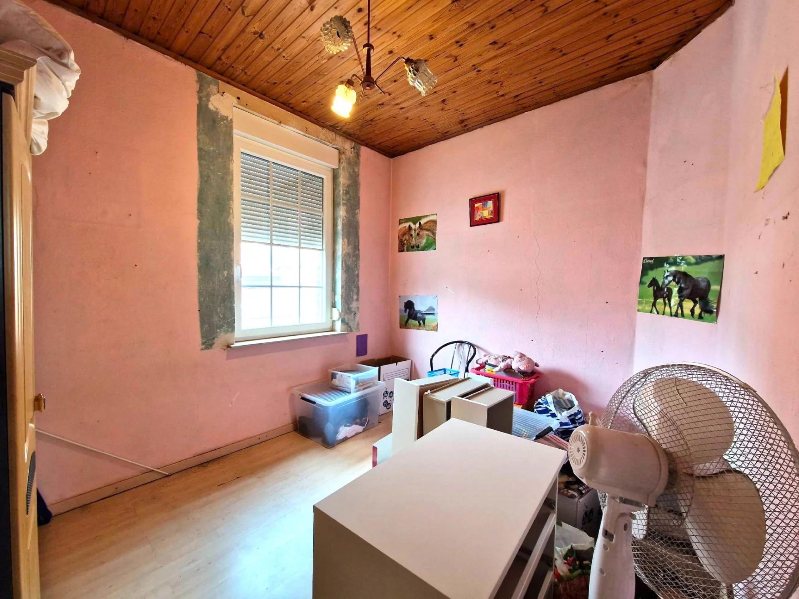 Vendu! Maison mitoyenne , 3 chambres et cour