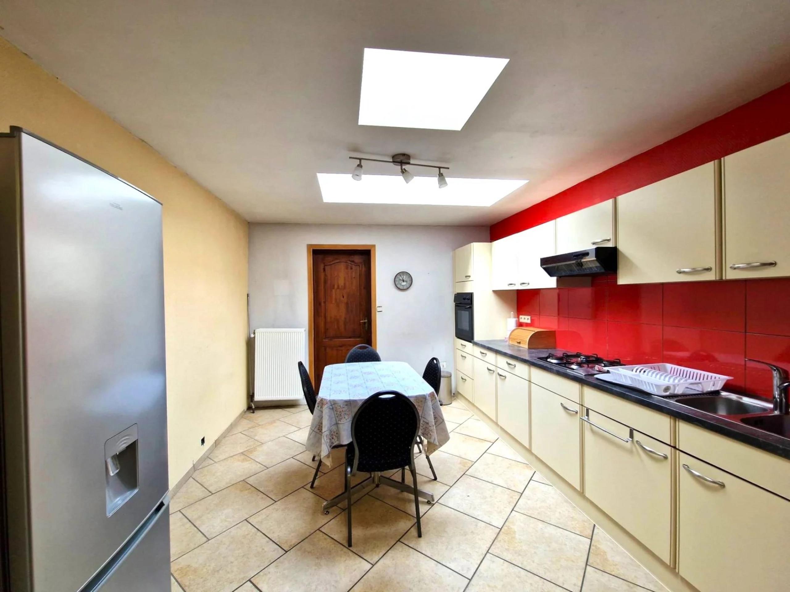 Vendu! Maison mitoyenne , 3 chambres et cour