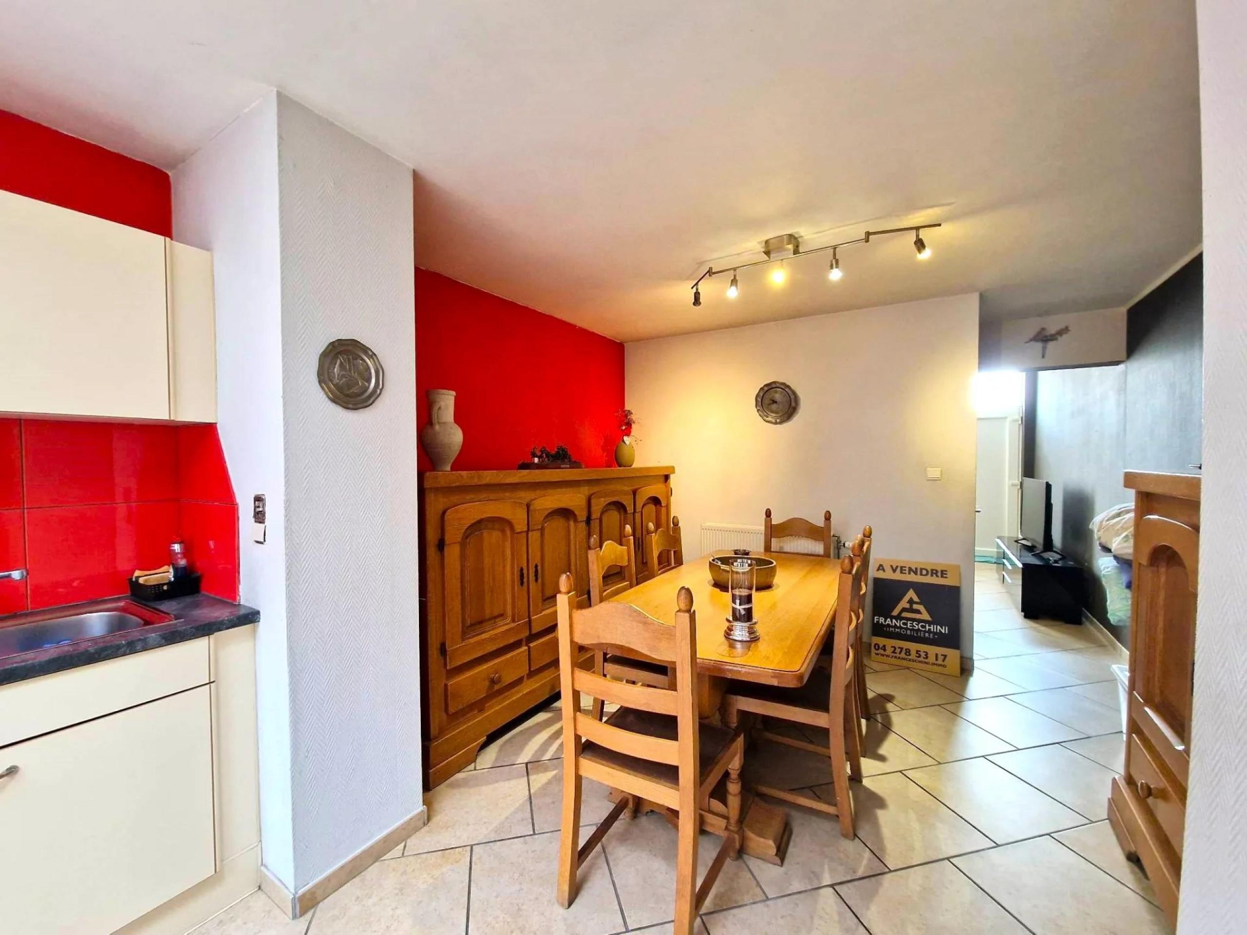 Vendu! Maison mitoyenne , 3 chambres et cour