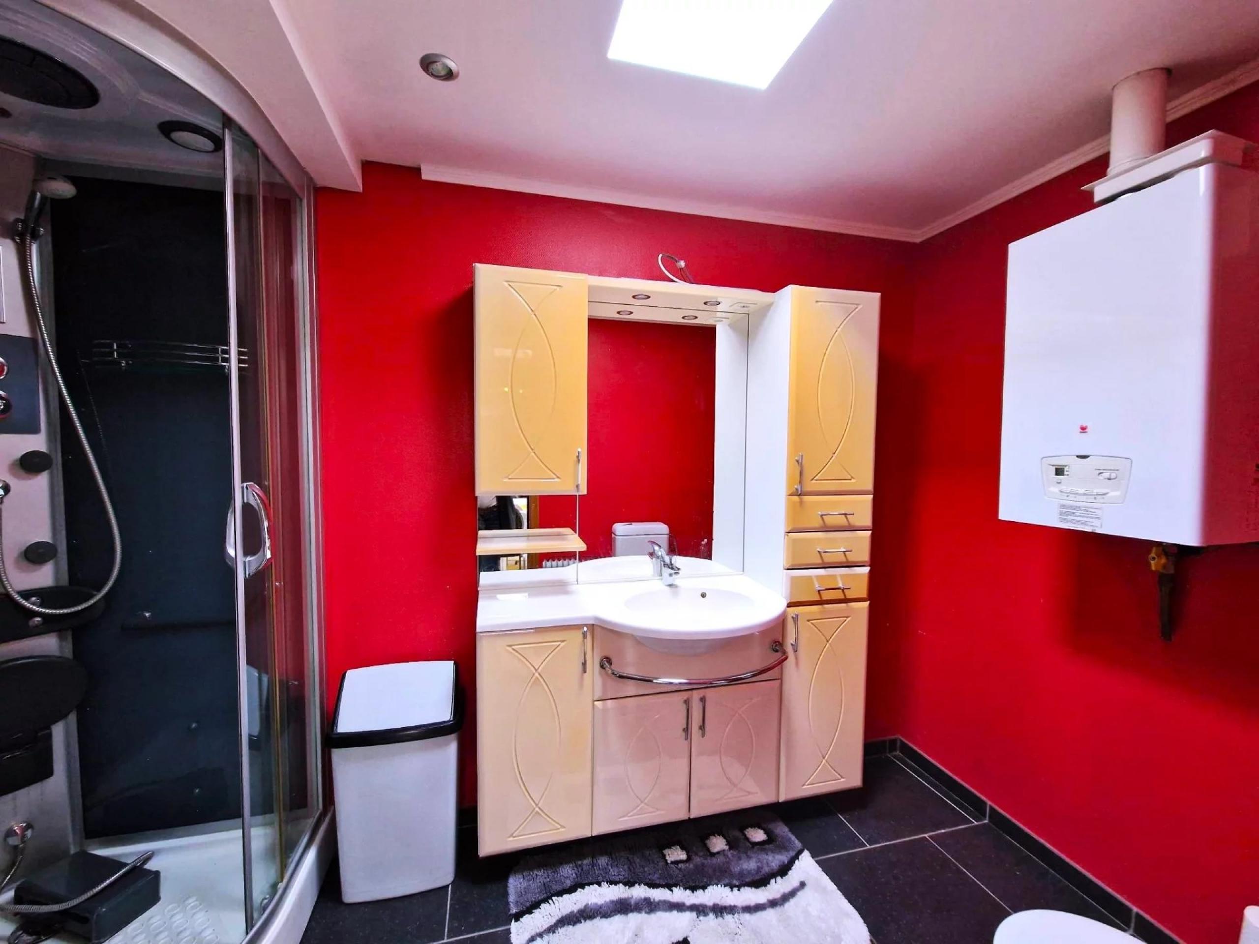 Vendu! Maison mitoyenne , 3 chambres et cour