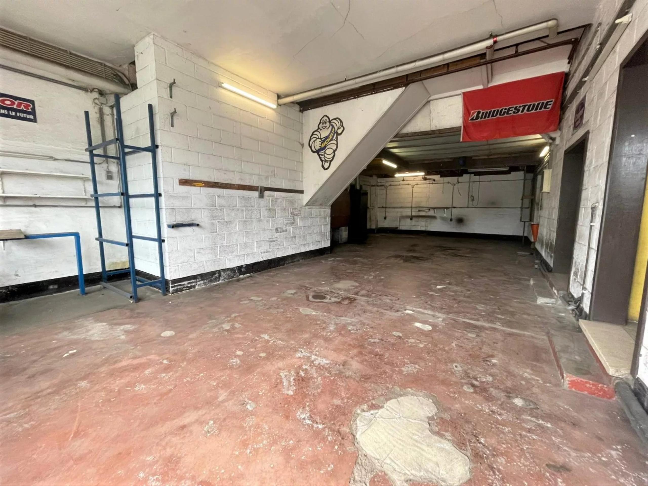 Loué ! Spacieux garage  +/- 200 m² rez + 1er