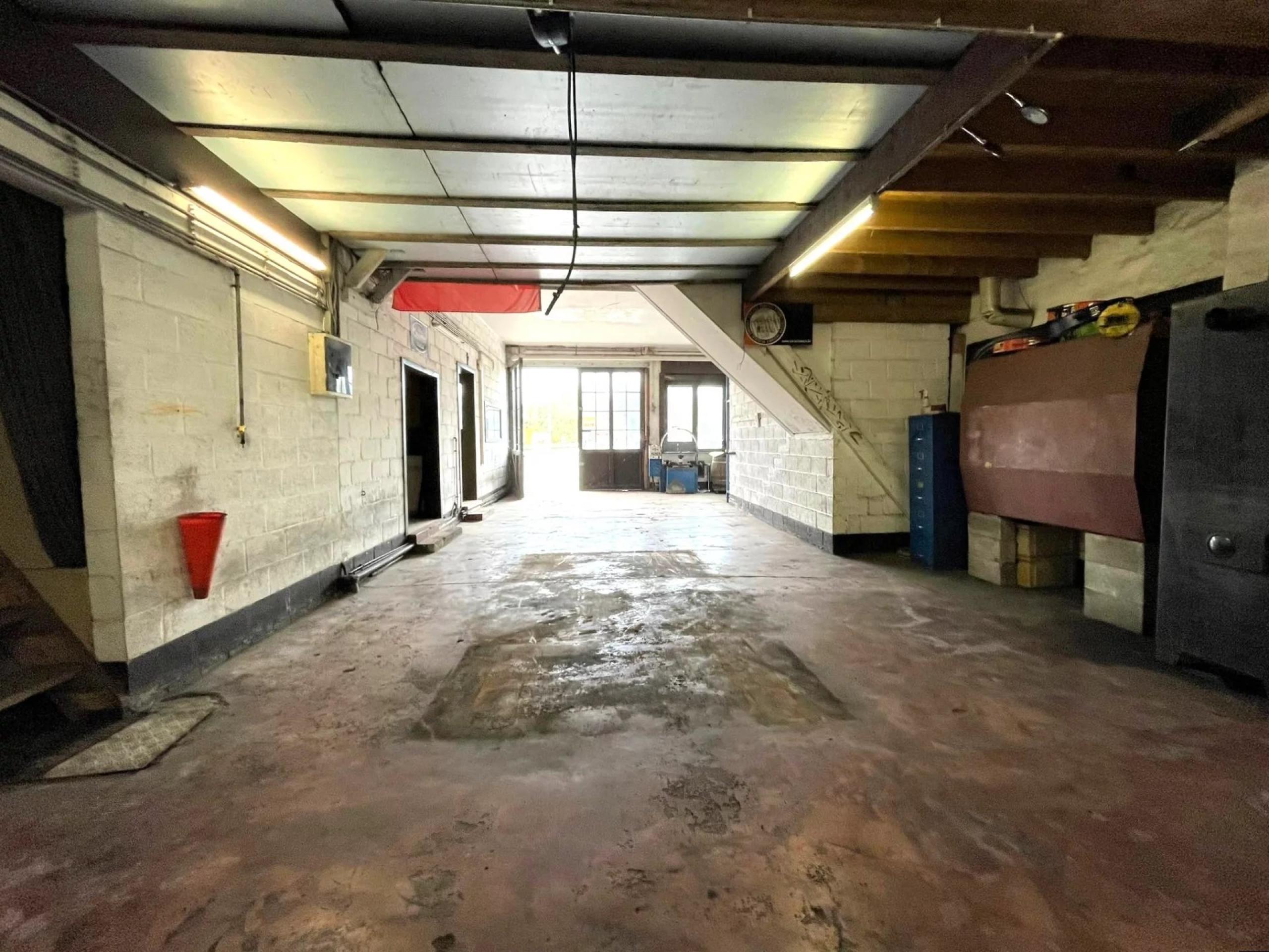 Loué ! Spacieux garage  +/- 200 m² rez + 1er